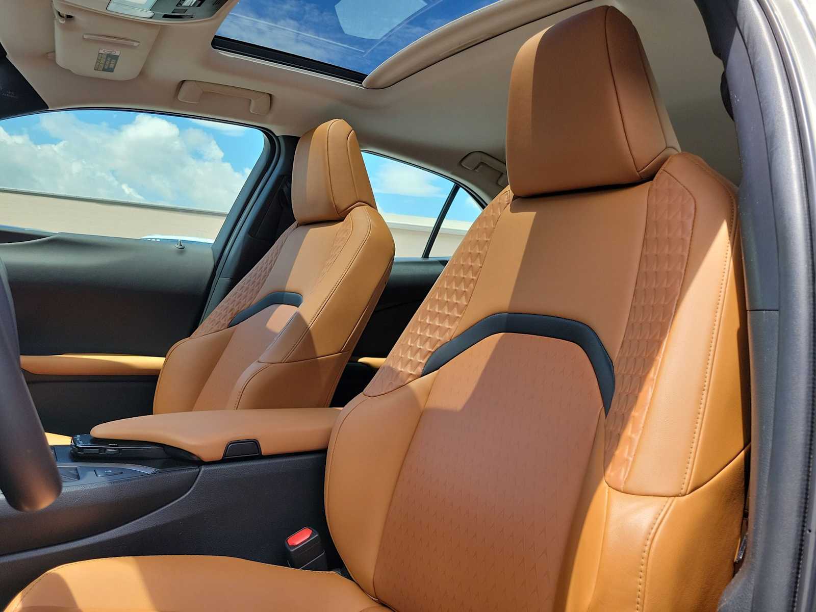 Thumbnail: 2021 Lexus UX - 16