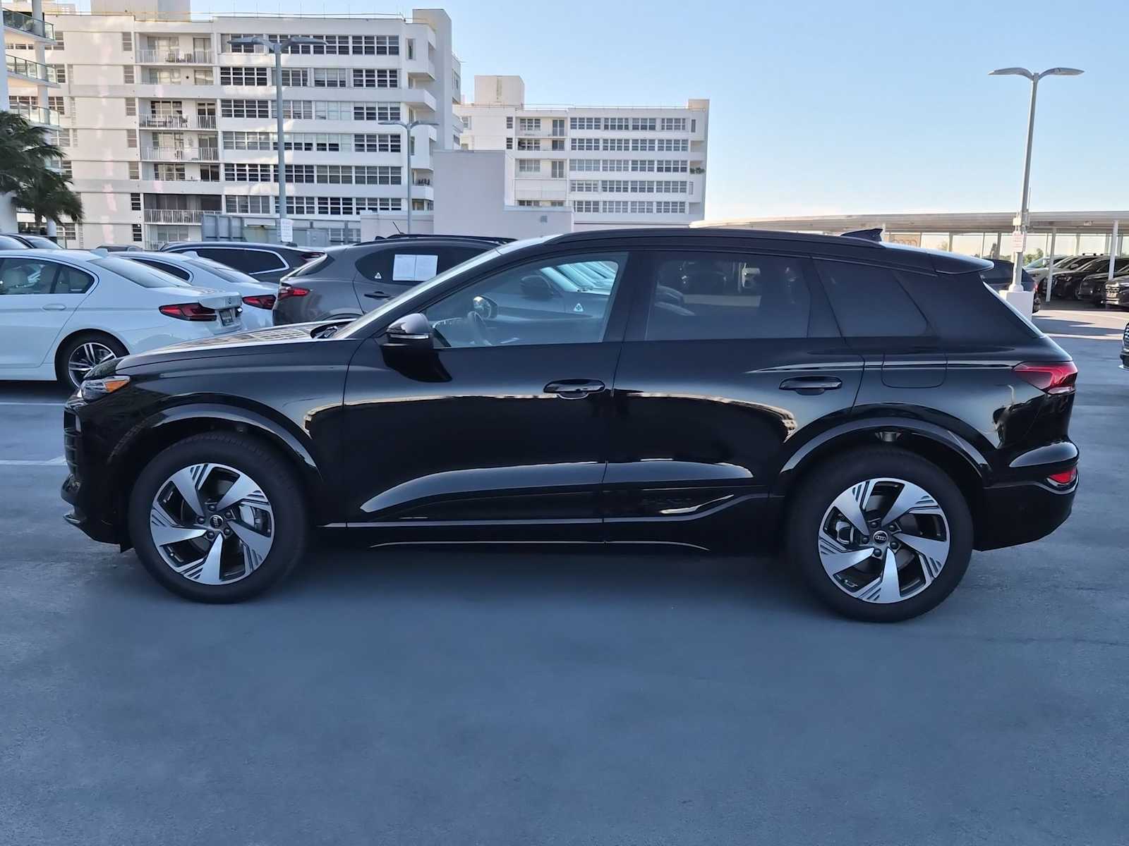 Thumbnail: 2025 Audi Q6 e-tron - 3