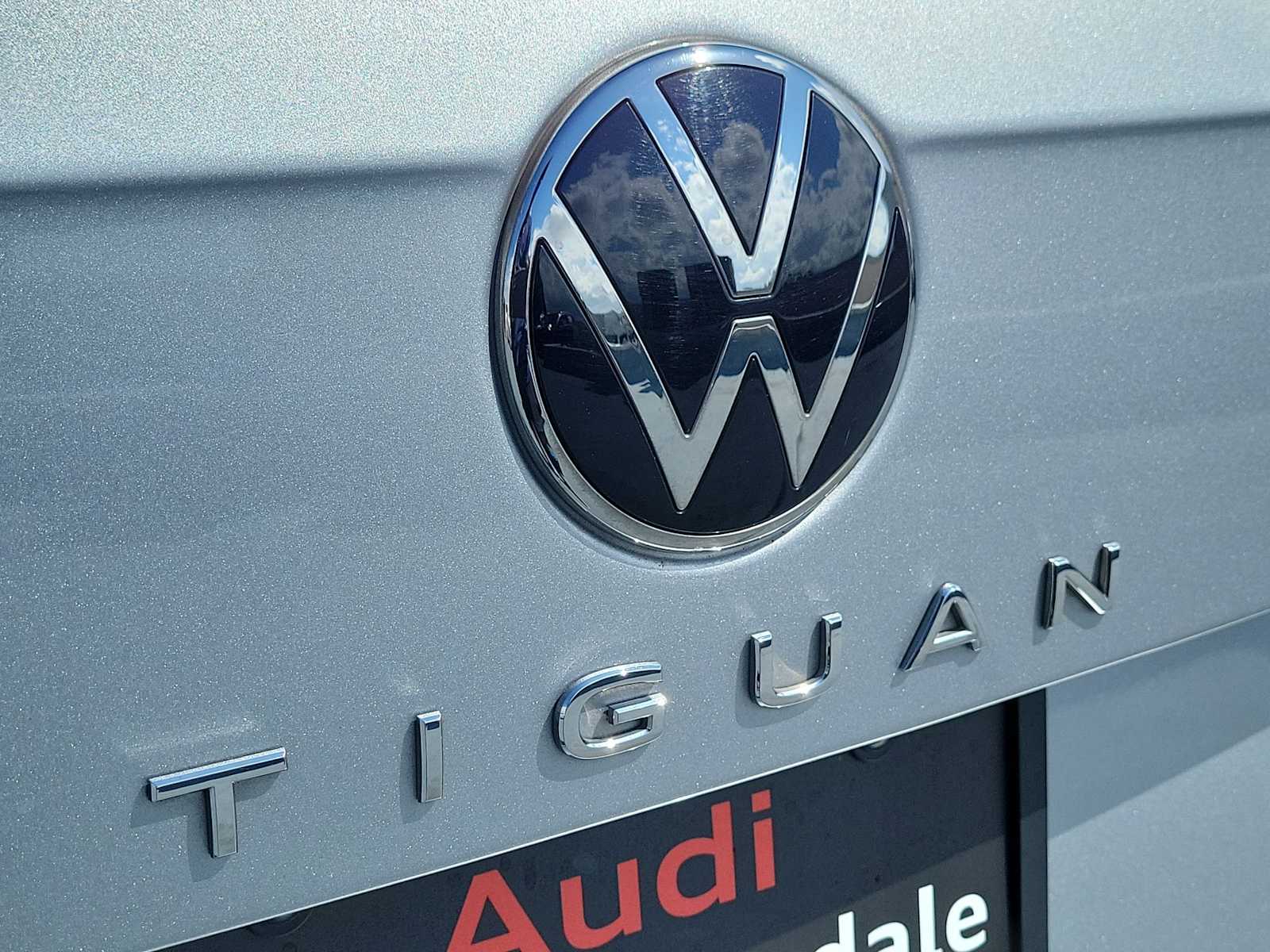Thumbnail: 2023 Volkswagen Tiguan - 10