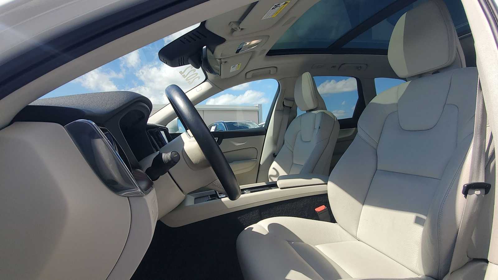 Thumbnail: 2022 Volvo XC60 - 16