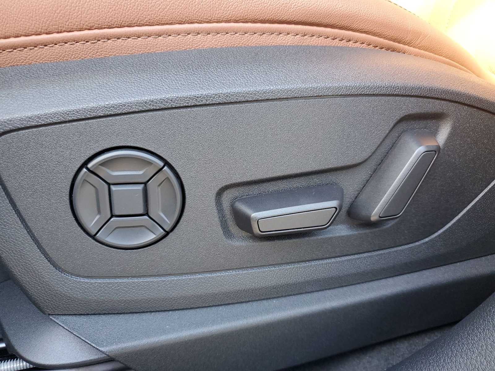 Thumbnail: 2023 Audi e-tron S - 16