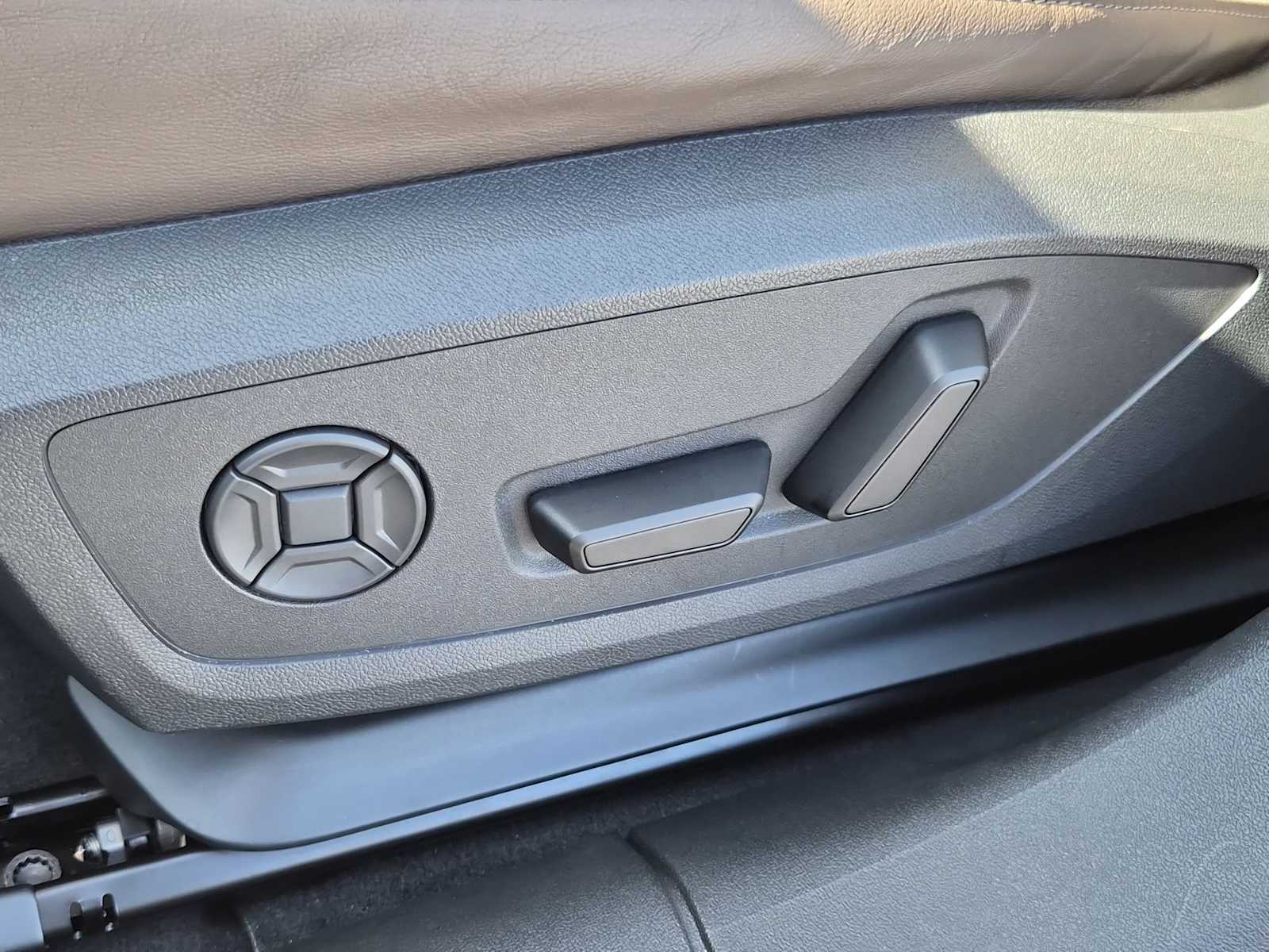 Thumbnail: 2025 Audi e-tron S - 16