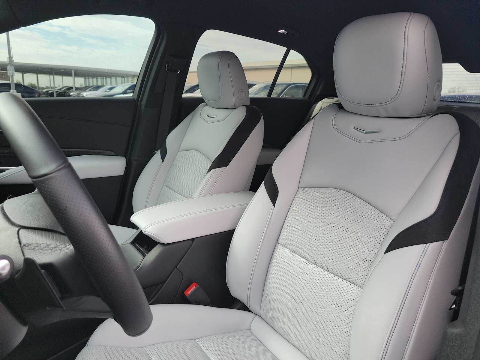 Thumbnail: 2024 Cadillac XT4 - 15