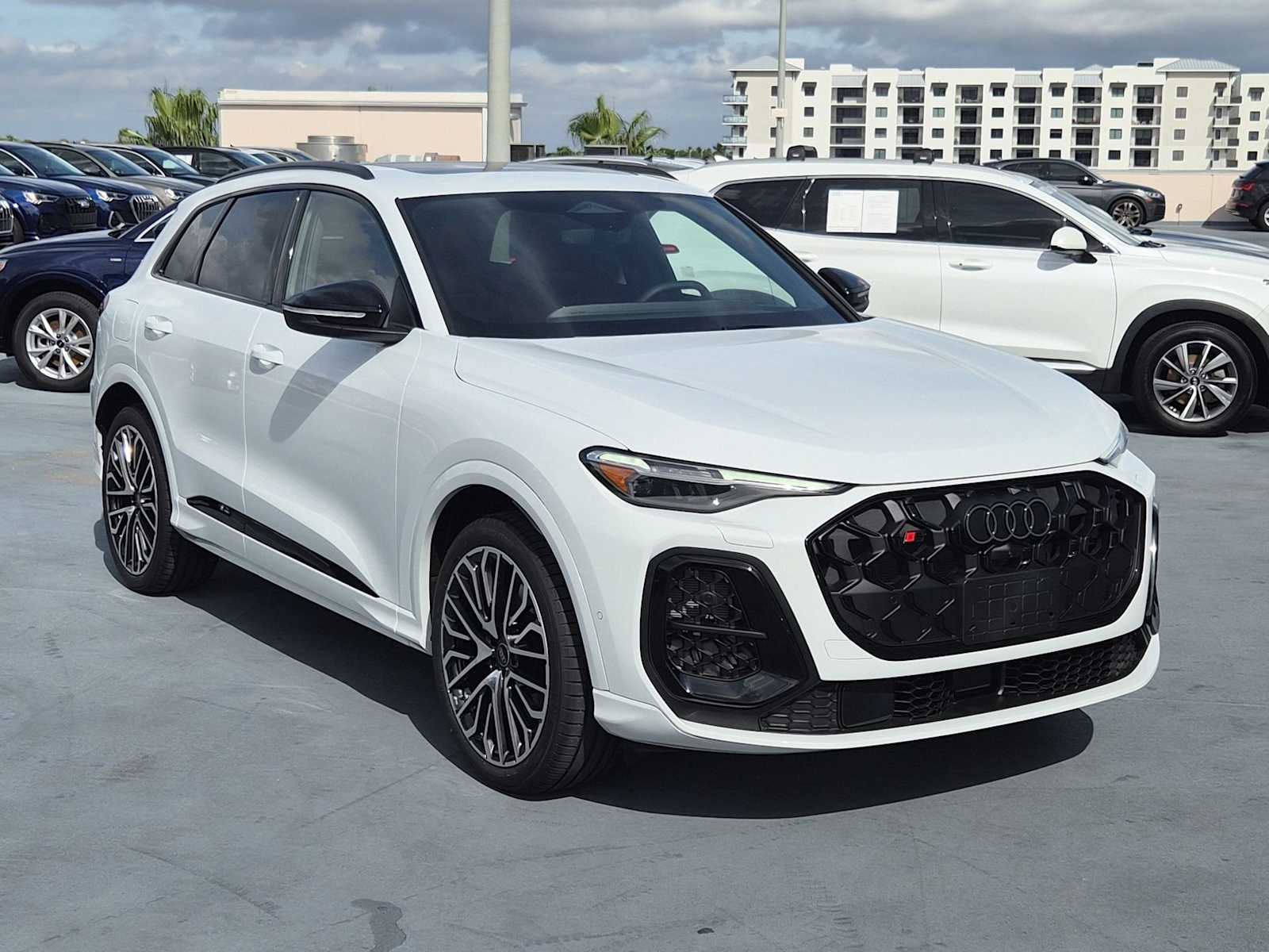 Thumbnail: 2025 Audi SQ5 - 8