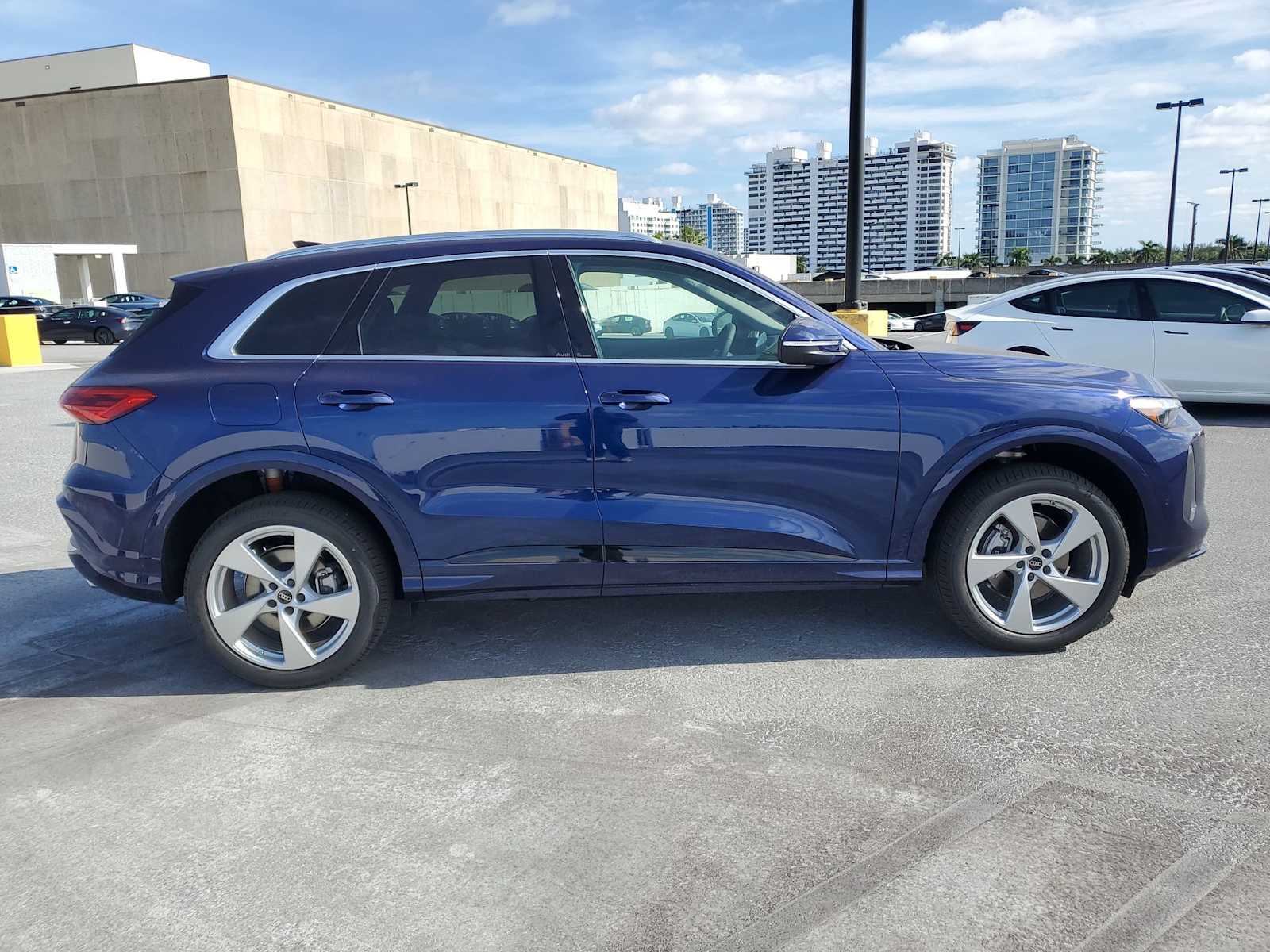 Thumbnail: 2025 Audi Q5 - 7