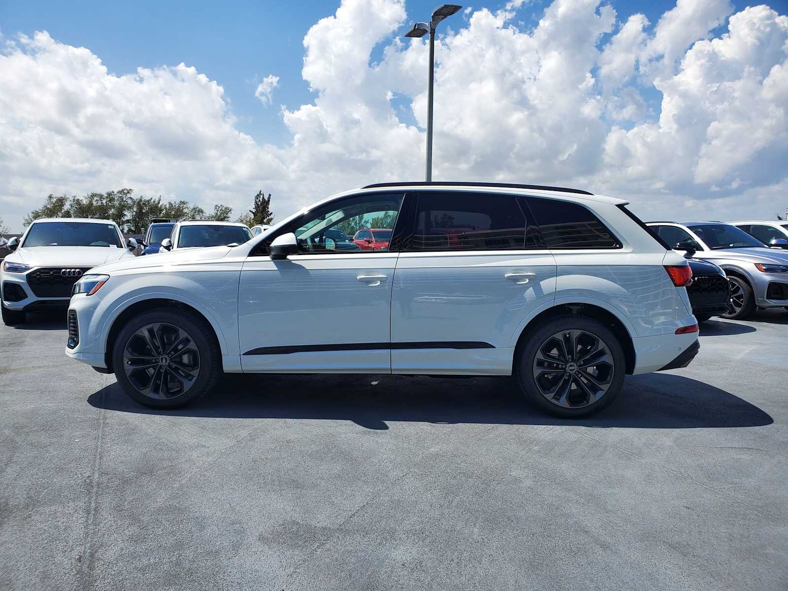 2025 Audi Q7 55 Premium Plus photo 3