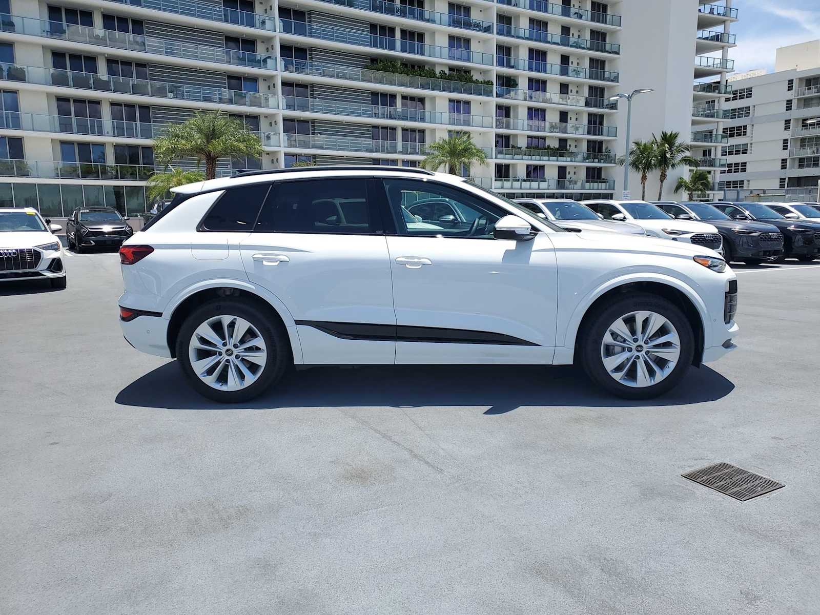 Thumbnail: 2025 Audi Q6 e-tron - 7
