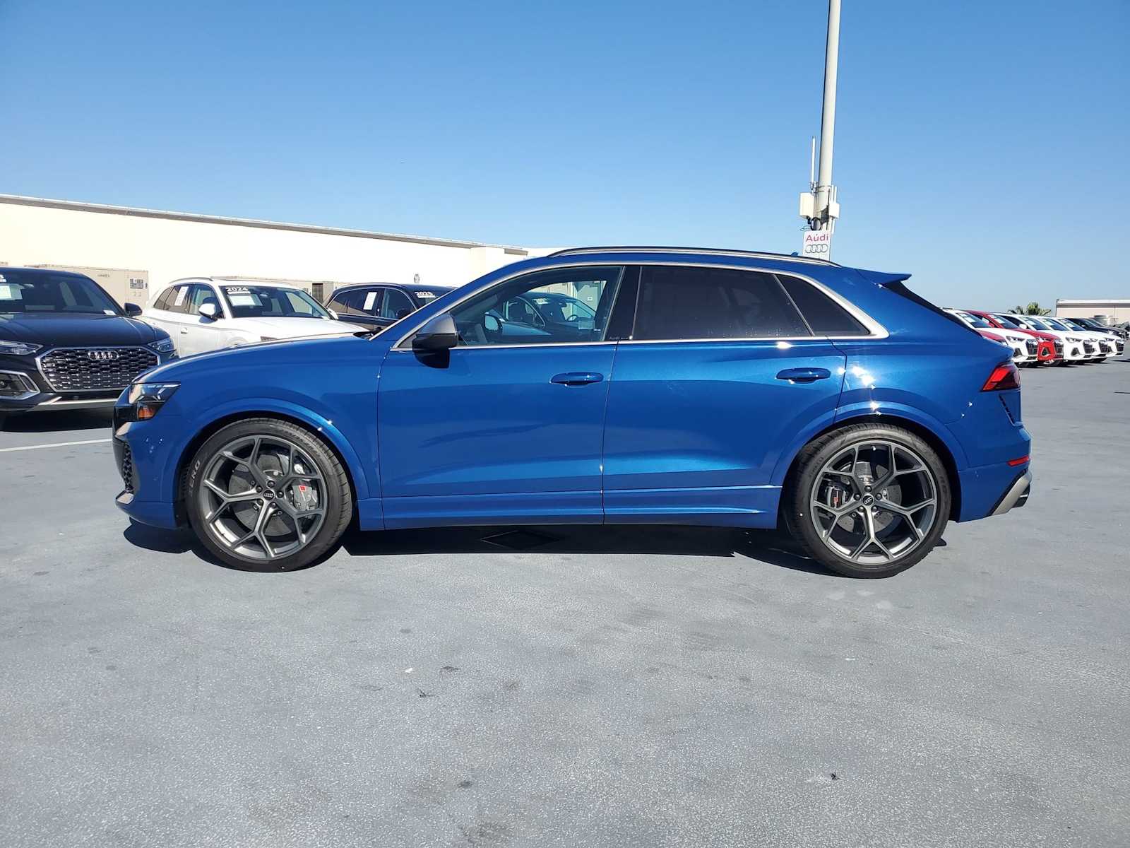 Thumbnail: 2025 Audi RS Q8 - 3