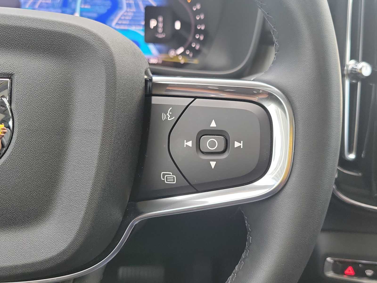 Thumbnail: 2024 Volvo XC40 - 24