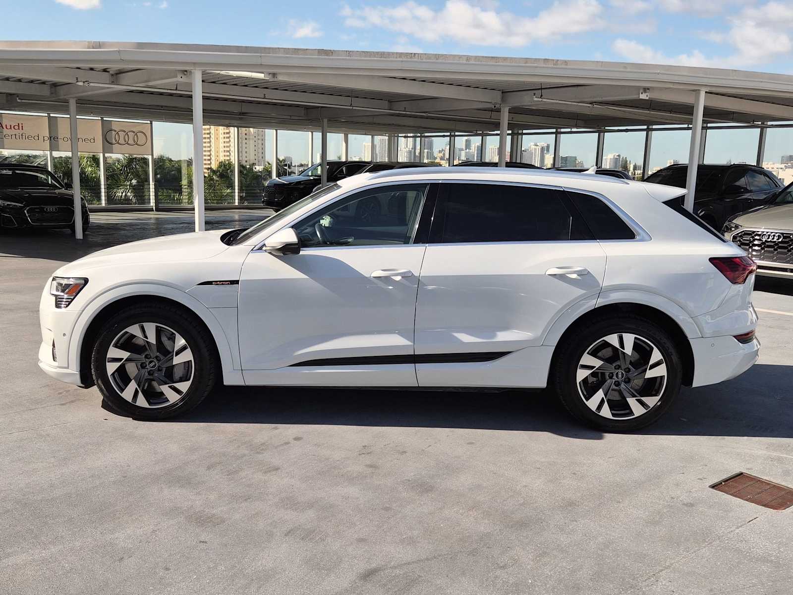 Thumbnail: 2021 Audi e-tron - 3