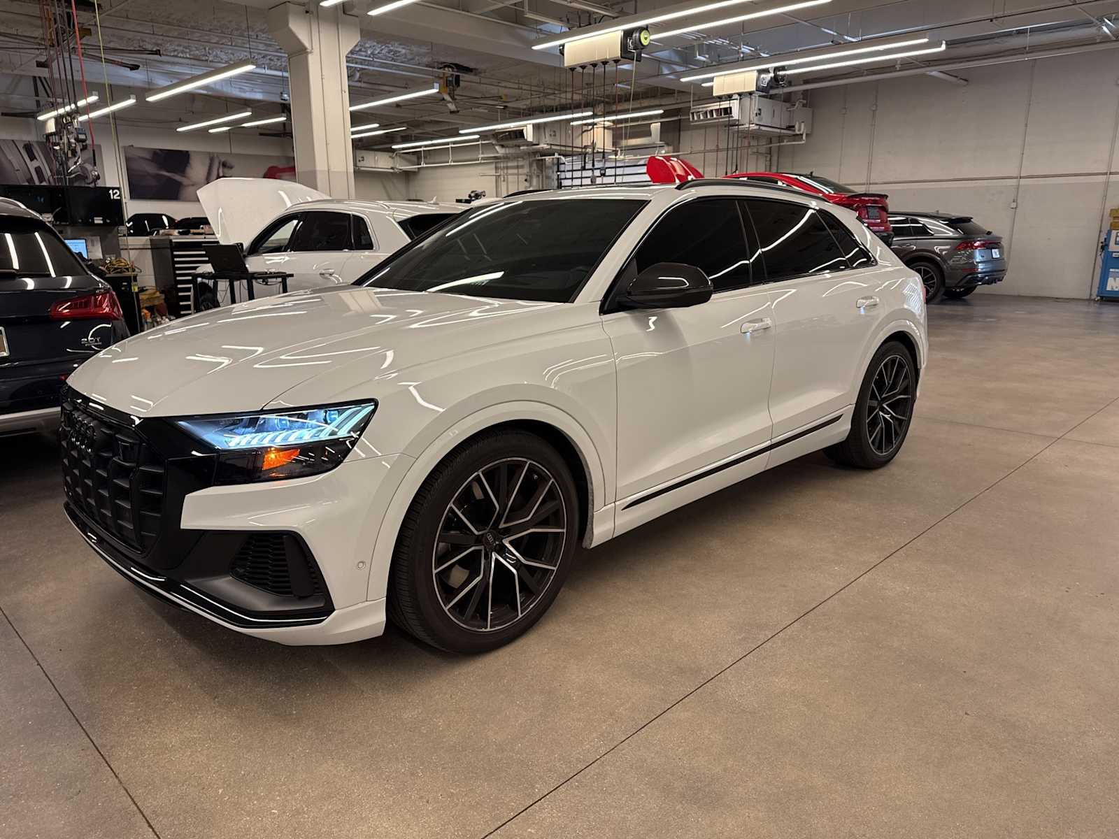 Thumbnail: 2023 Audi SQ8 - 1