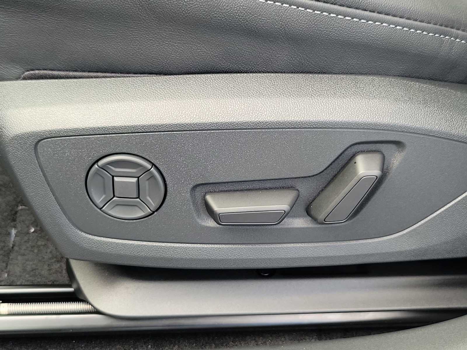 Thumbnail: 2026 Audi Q4 e-tron - 16