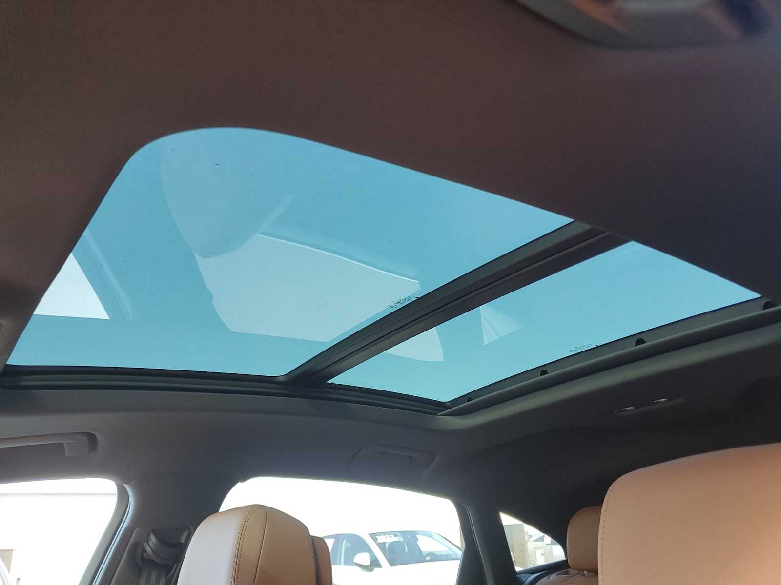 Thumbnail: 2023 Audi e-tron S - 18