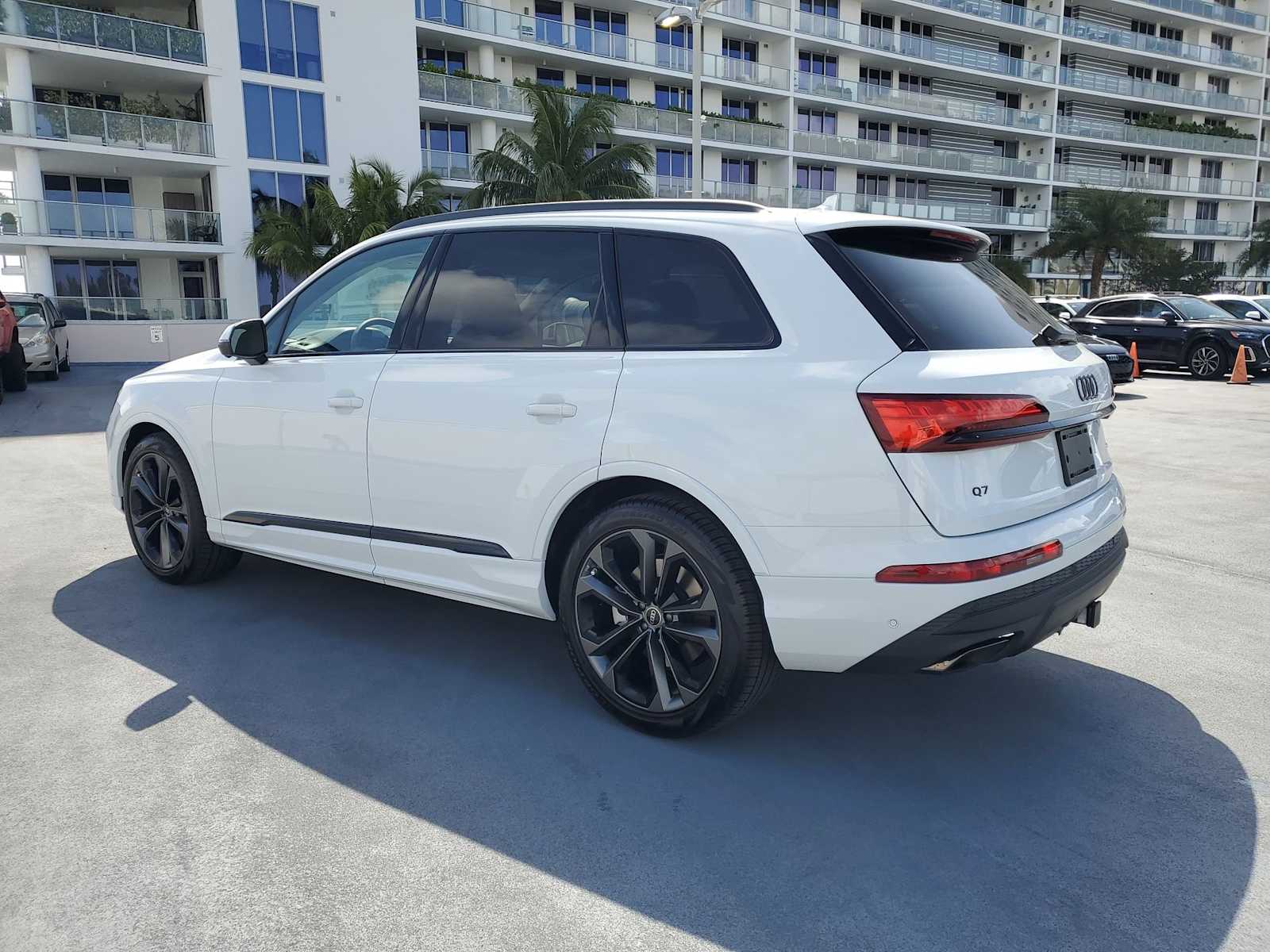 2025 Audi Q7 55 Prestige photo 4