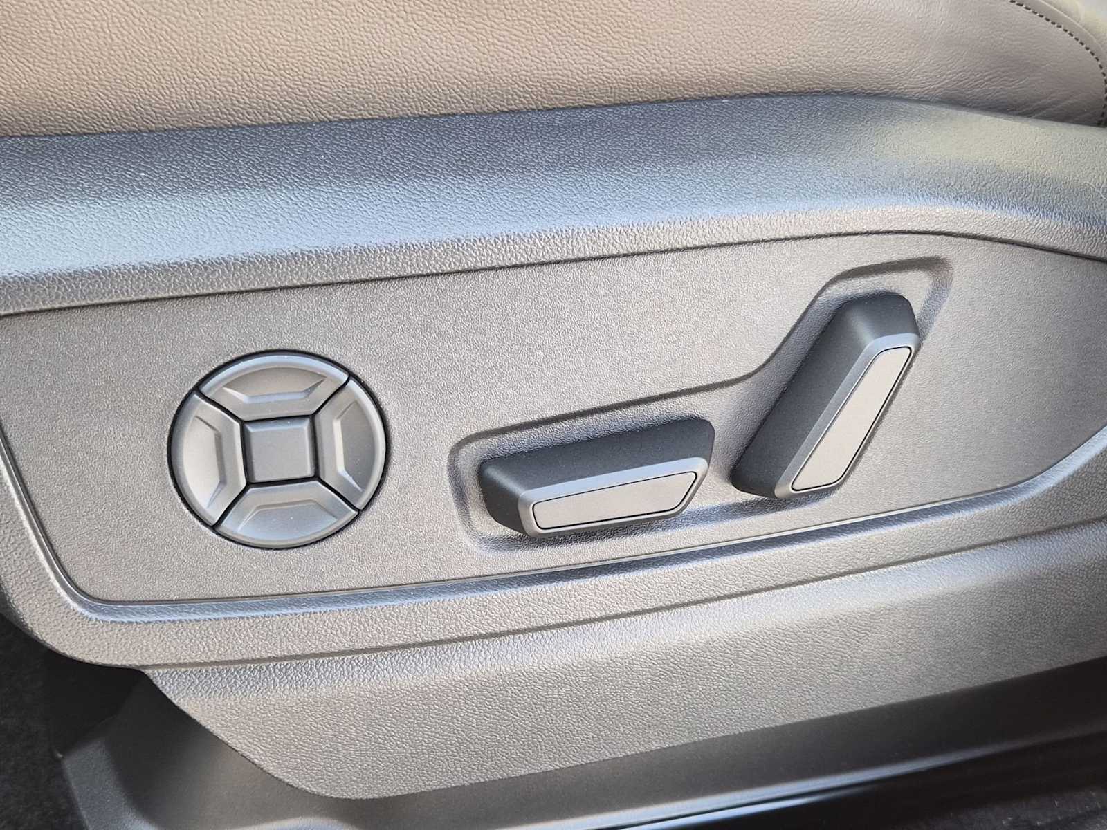 Thumbnail: 2025 Audi Q5 - 16