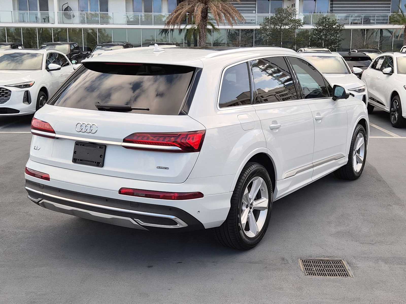 Thumbnail: 2023 Audi Q7 - 6