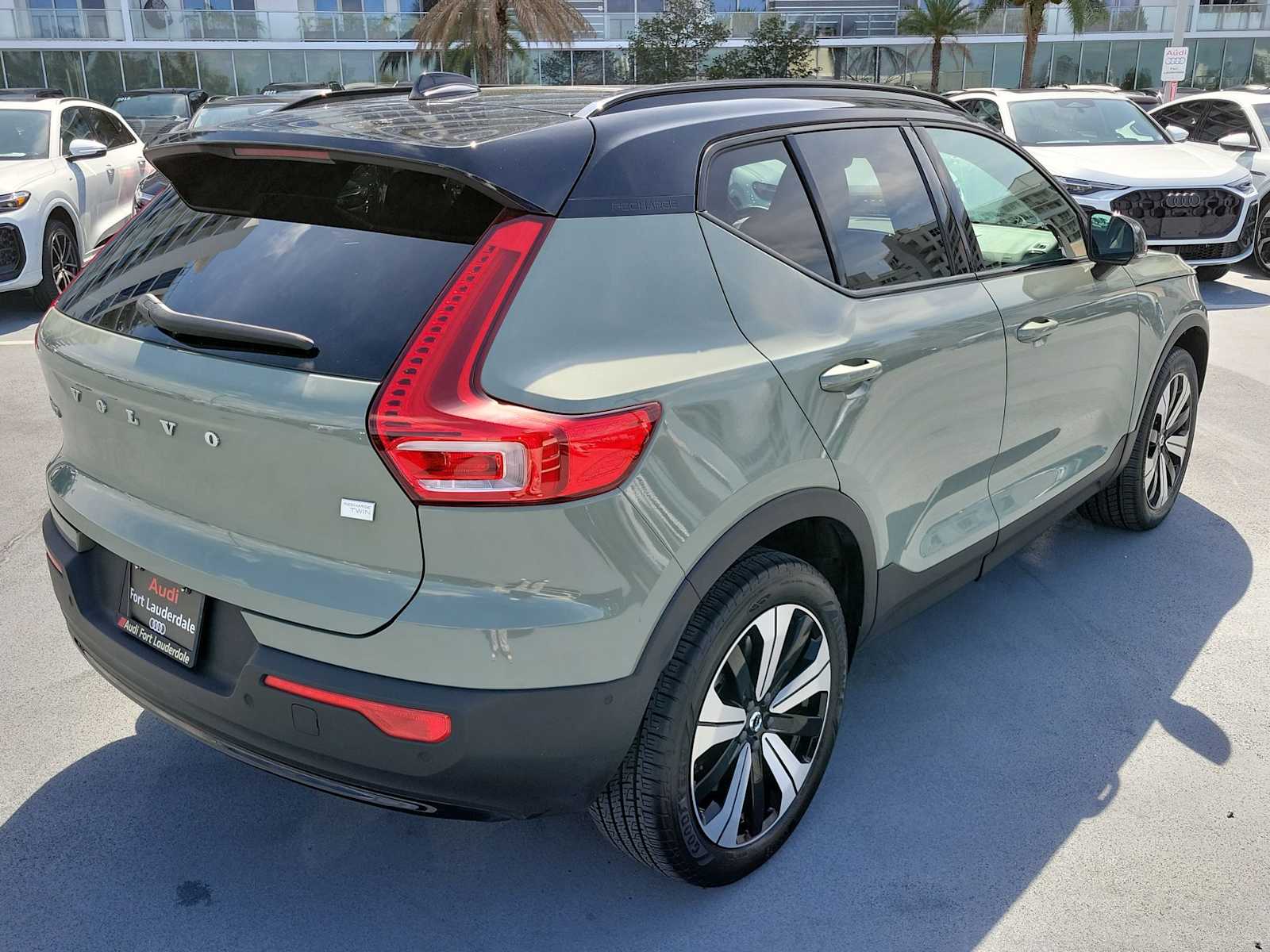 Thumbnail: 2023 Volvo XC40 - 6