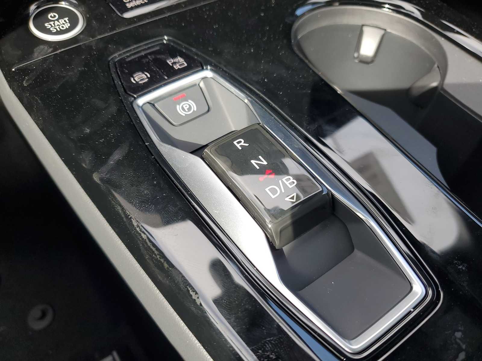 Thumbnail: 2025 Audi Q6 e-tron - 22