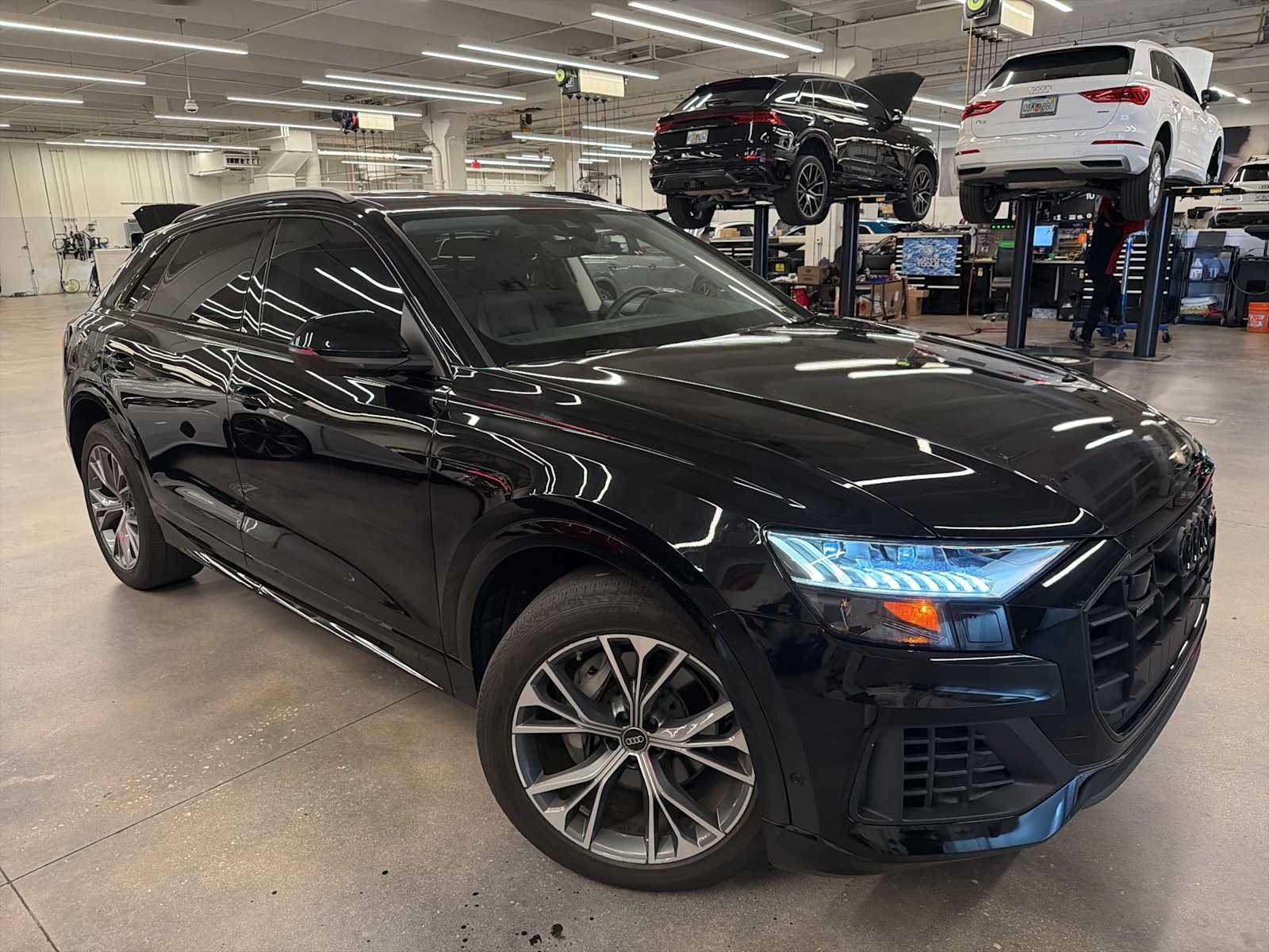 Thumbnail: 2023 Audi Q8 - 2