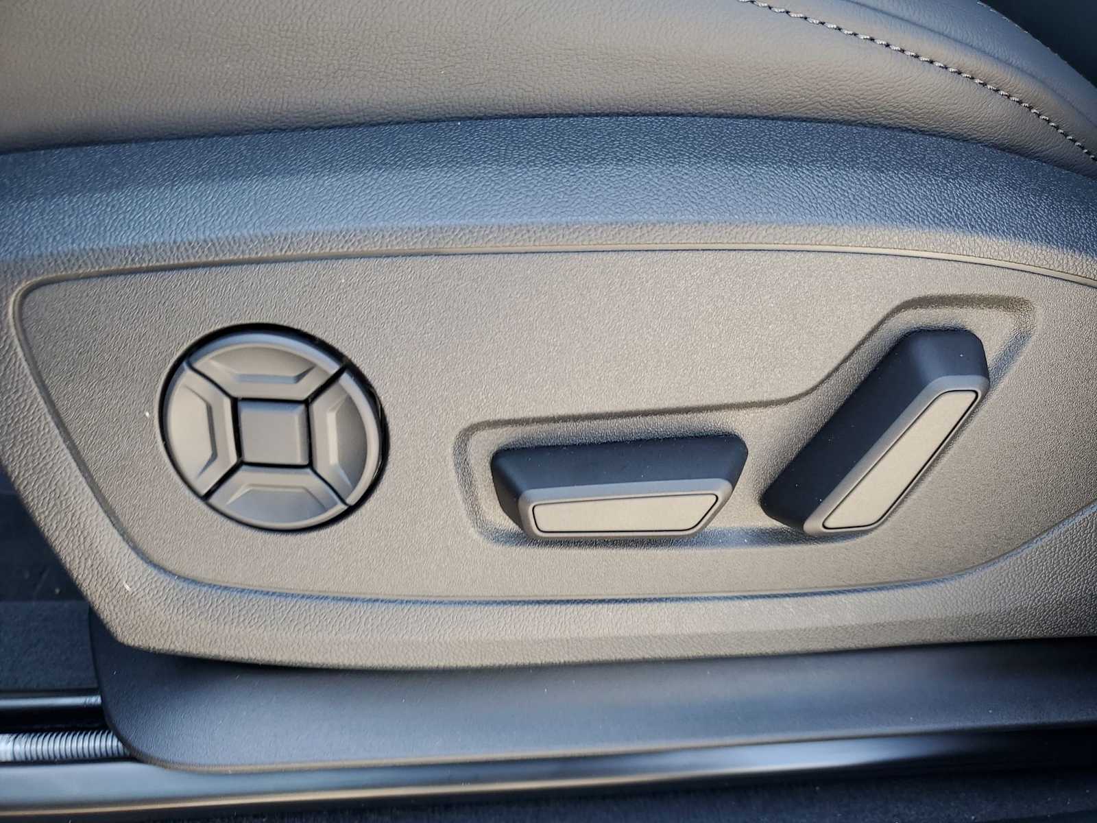 Thumbnail: 2025 Audi Q3 - 13