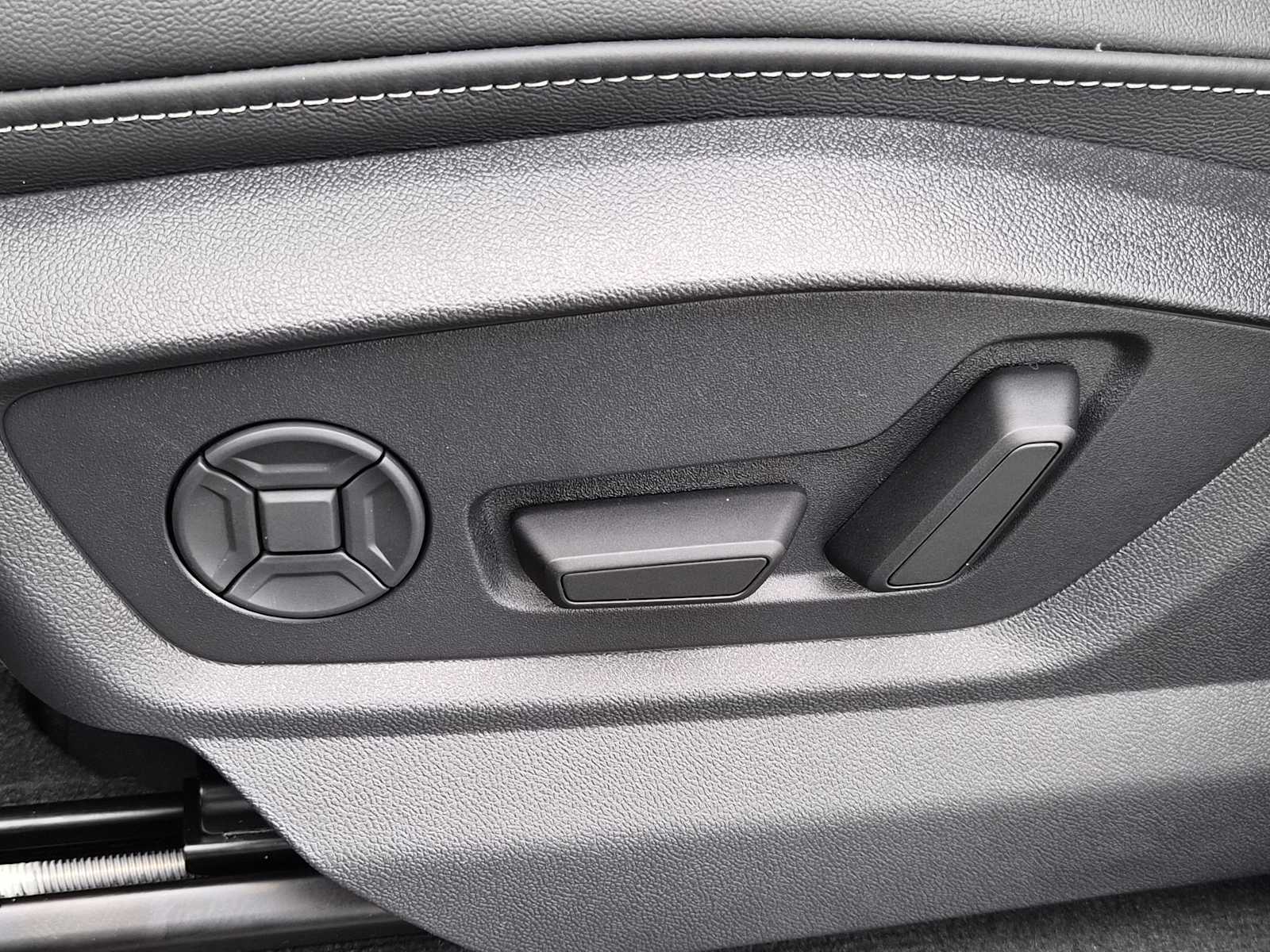 Thumbnail: 2026 Audi Q8 - 16