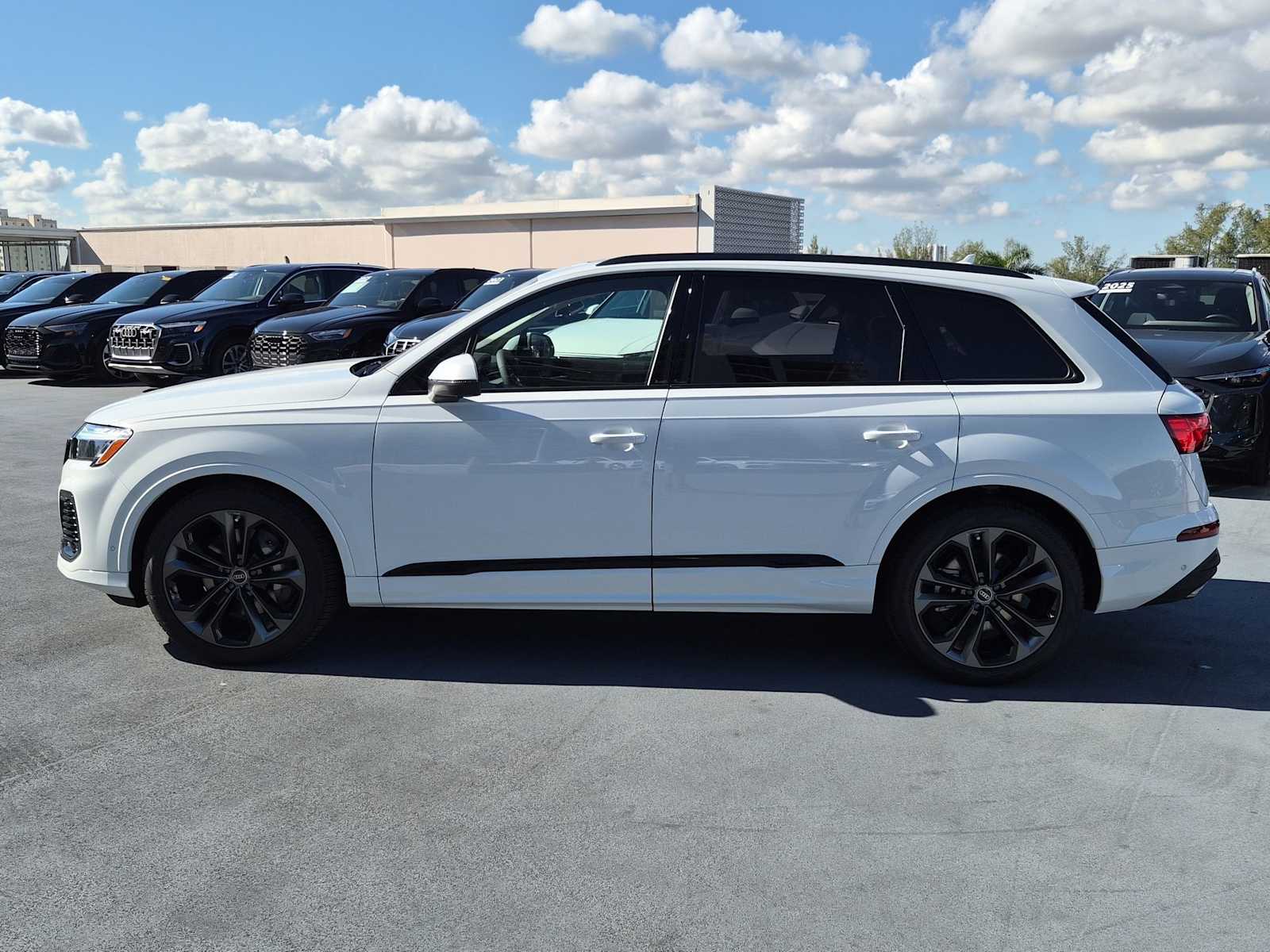 Thumbnail: 2026 Audi Q7 - 3