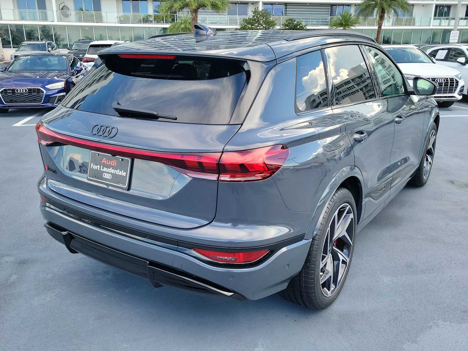 Thumbnail: 2025 Audi SQ6 e-tron - 6