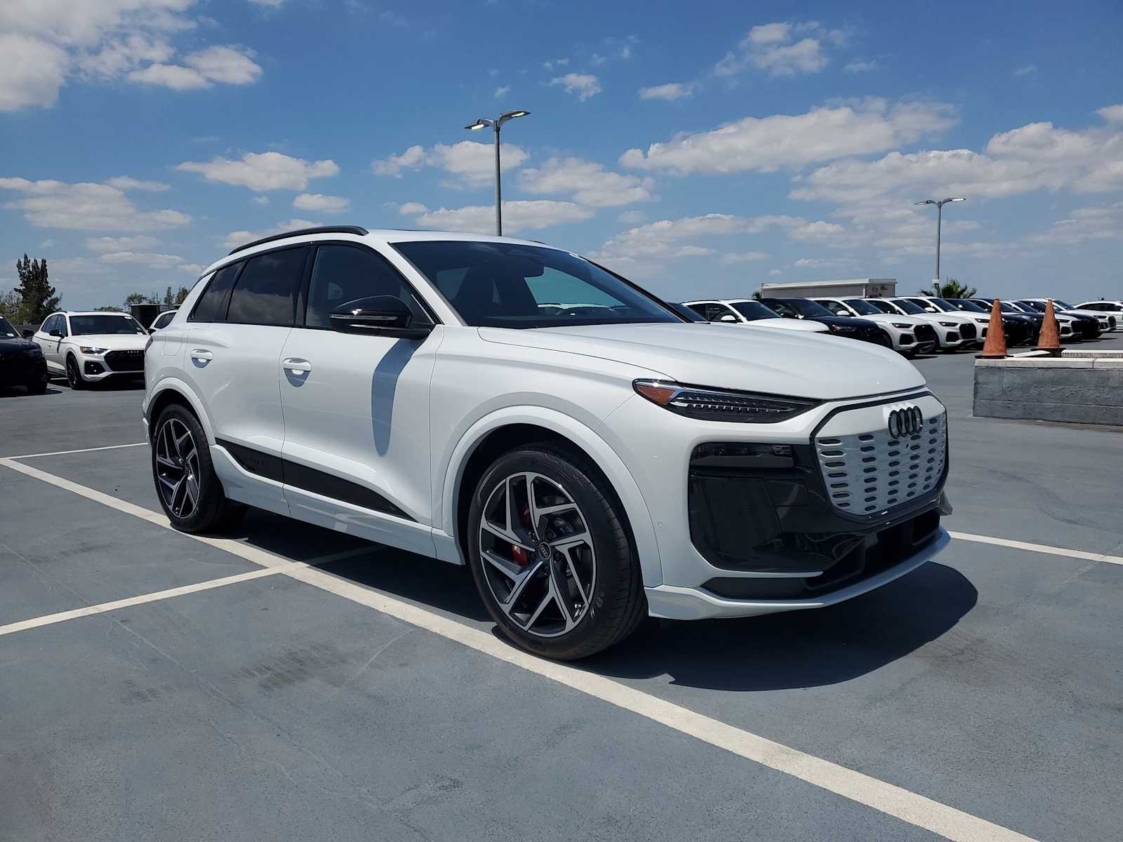 Thumbnail: 2025 Audi SQ6 e-tron - 8