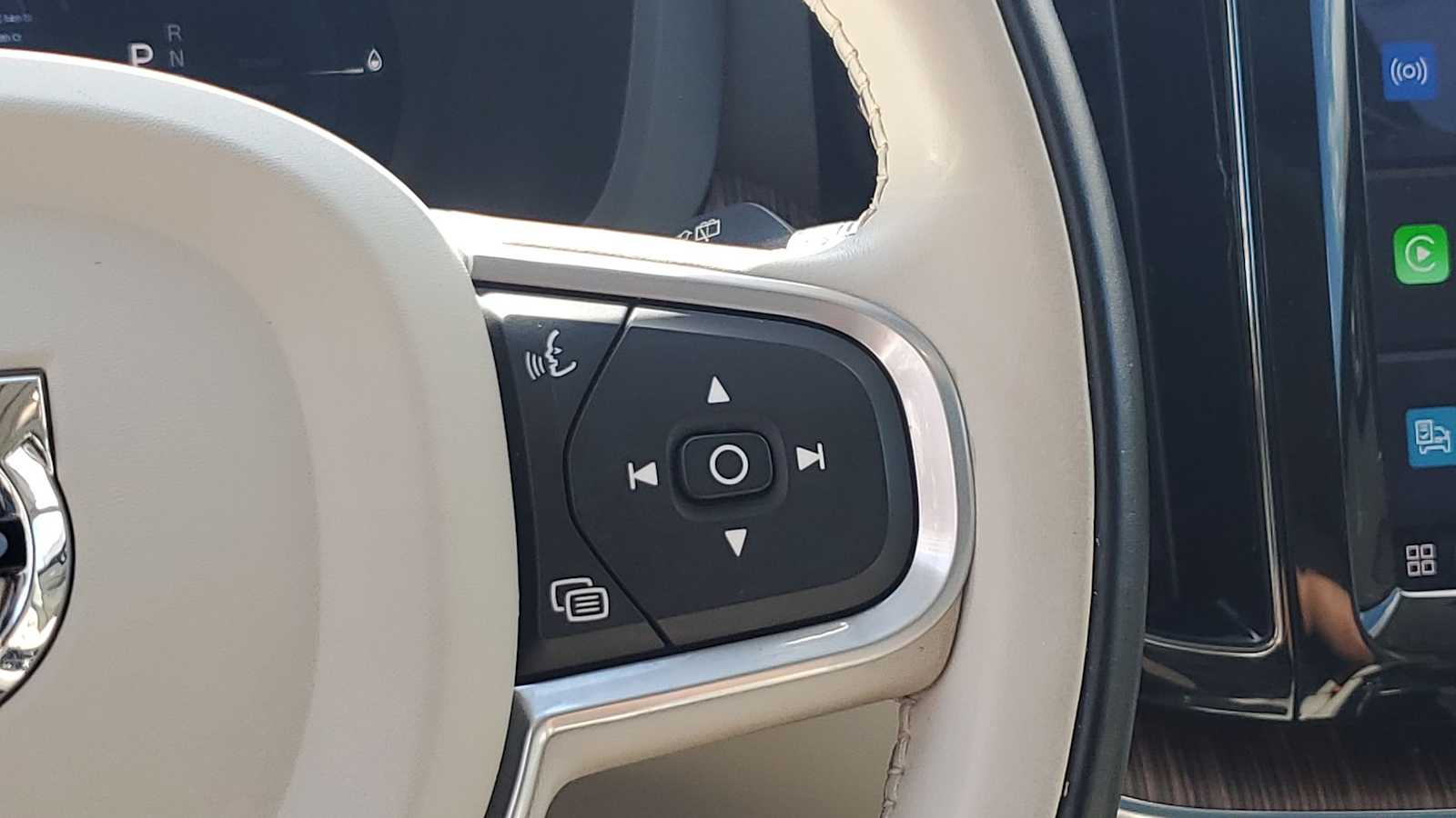 Thumbnail: 2022 Volvo XC60 - 25