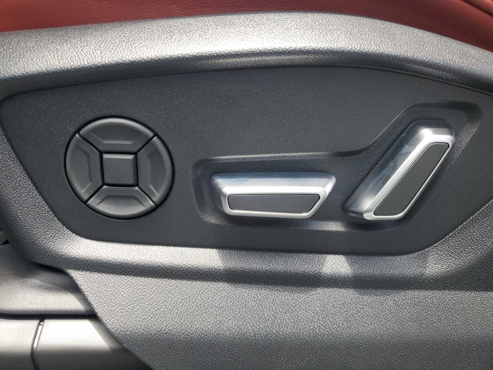 Thumbnail: 2025 Audi SQ8 - 13