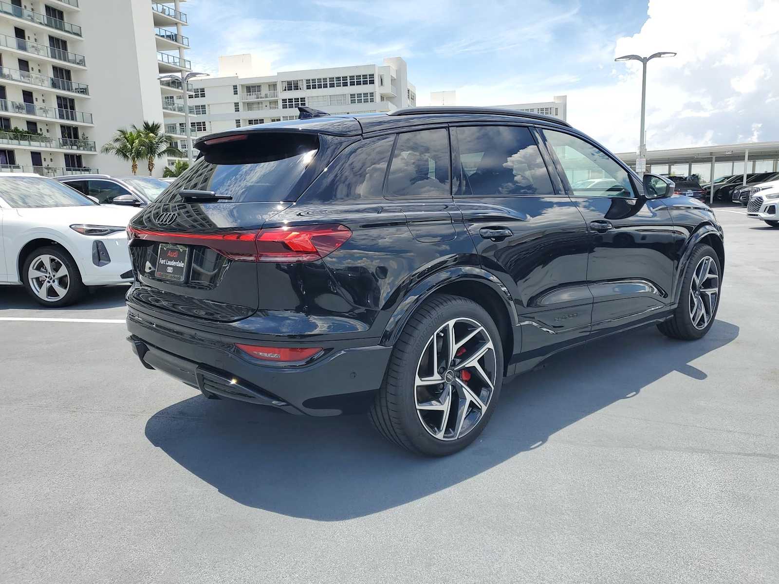 Thumbnail: 2025 Audi SQ6 e-tron - 6