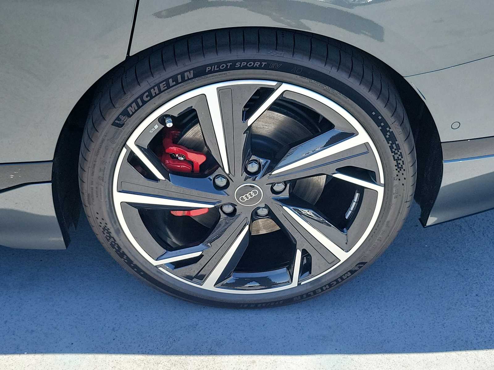 Thumbnail: 2025 Audi e-tron S - 12