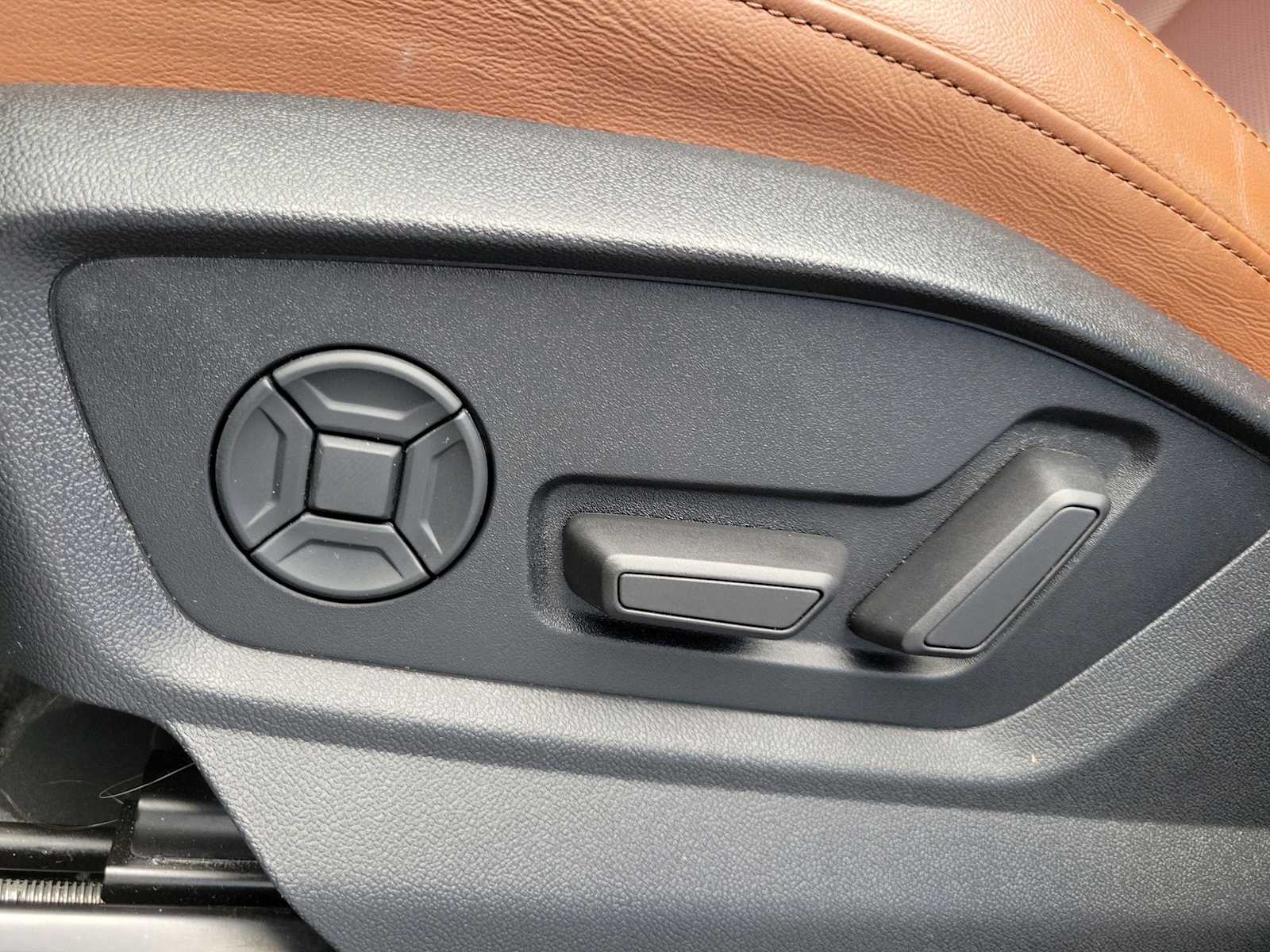 Thumbnail: 2023 Audi Q8 - 16