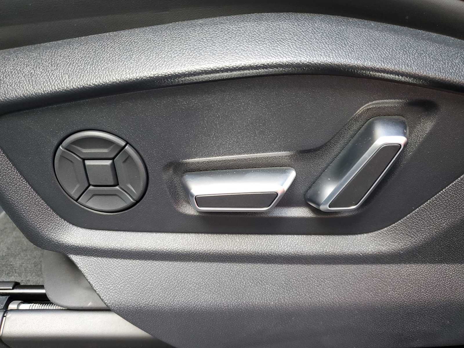 Thumbnail: 2025 Audi SQ8 - 13