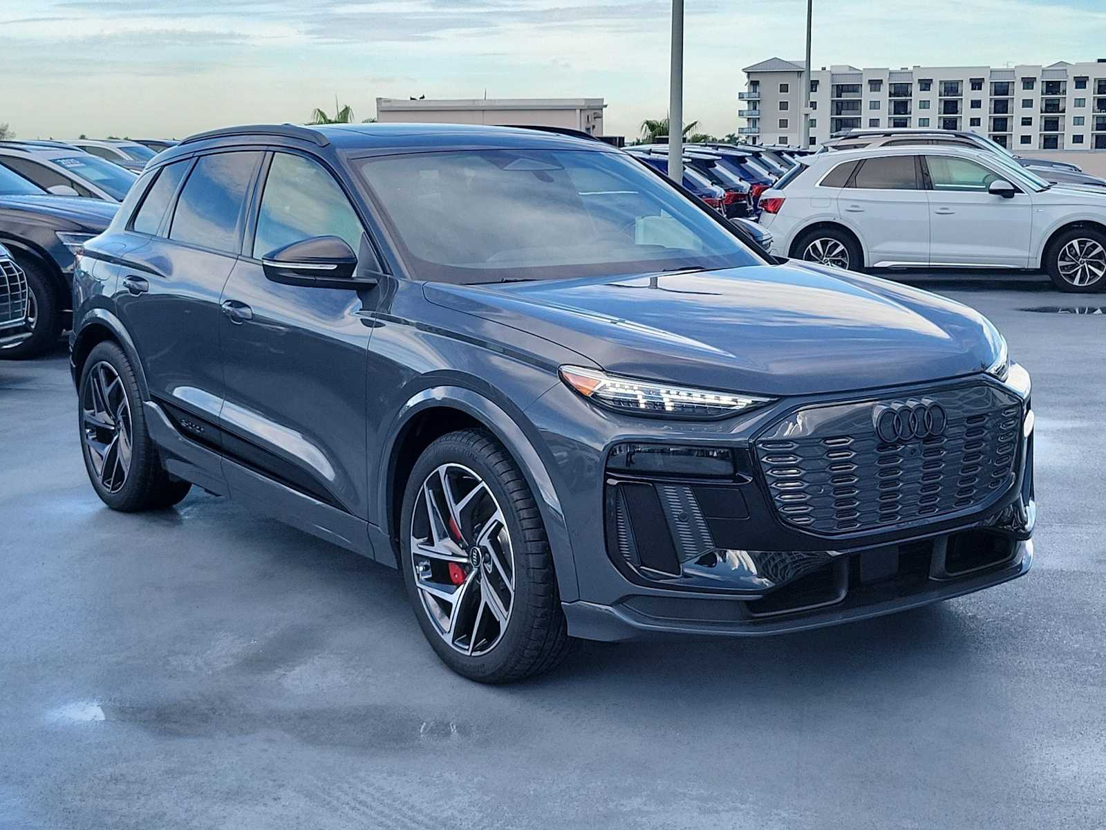 Thumbnail: 2025 Audi SQ6 e-tron - 8