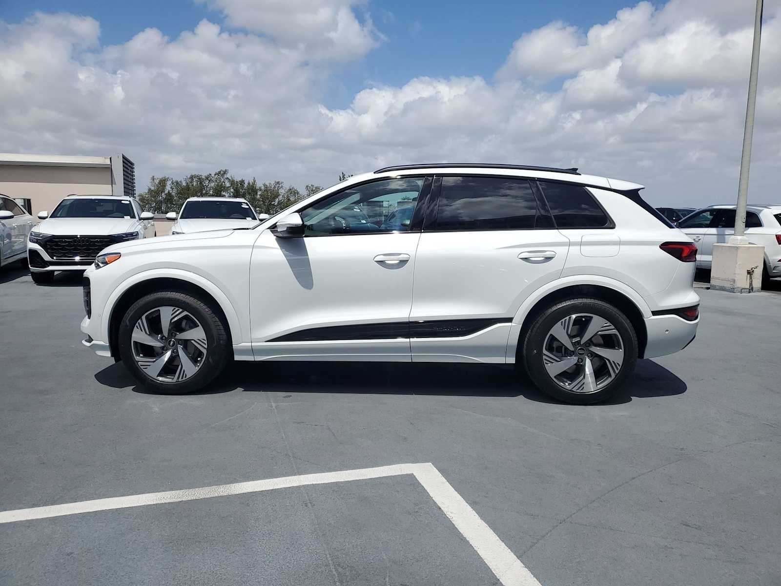Thumbnail: 2025 Audi Q6 e-tron - 3