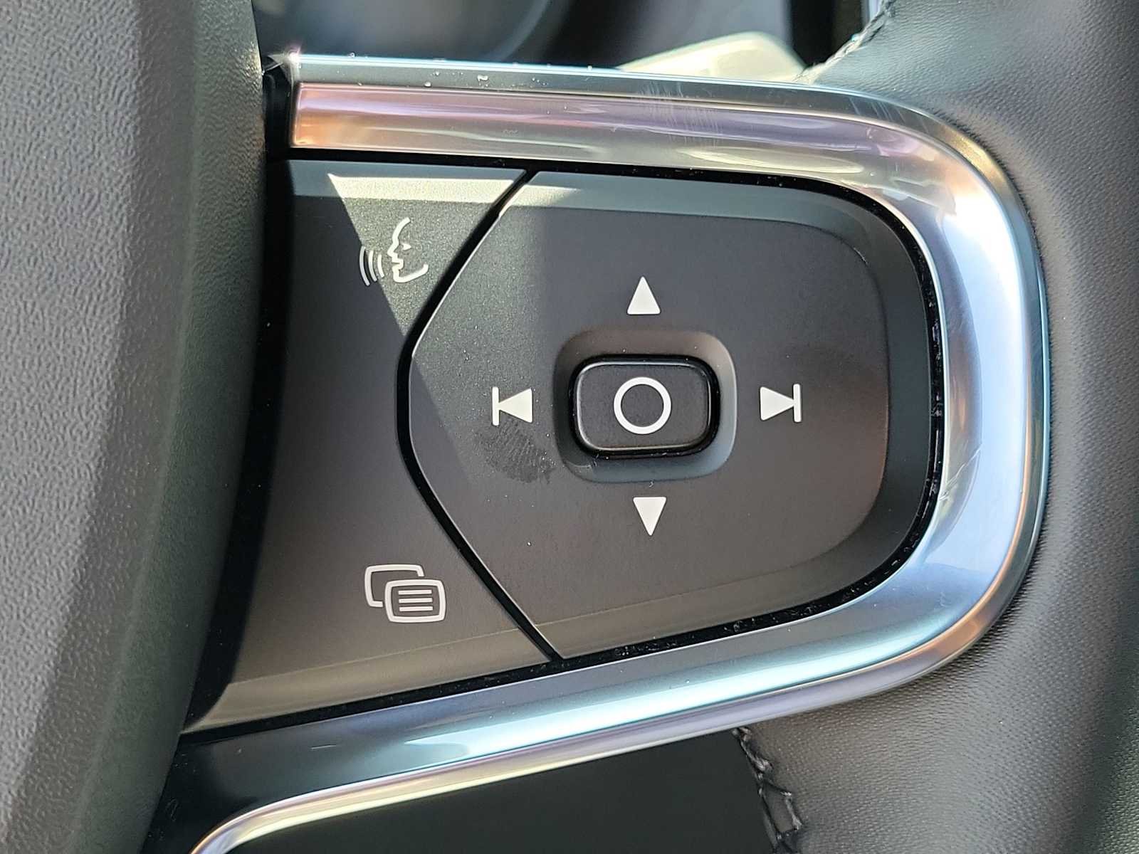 Thumbnail: 2023 Volvo XC40 - 23