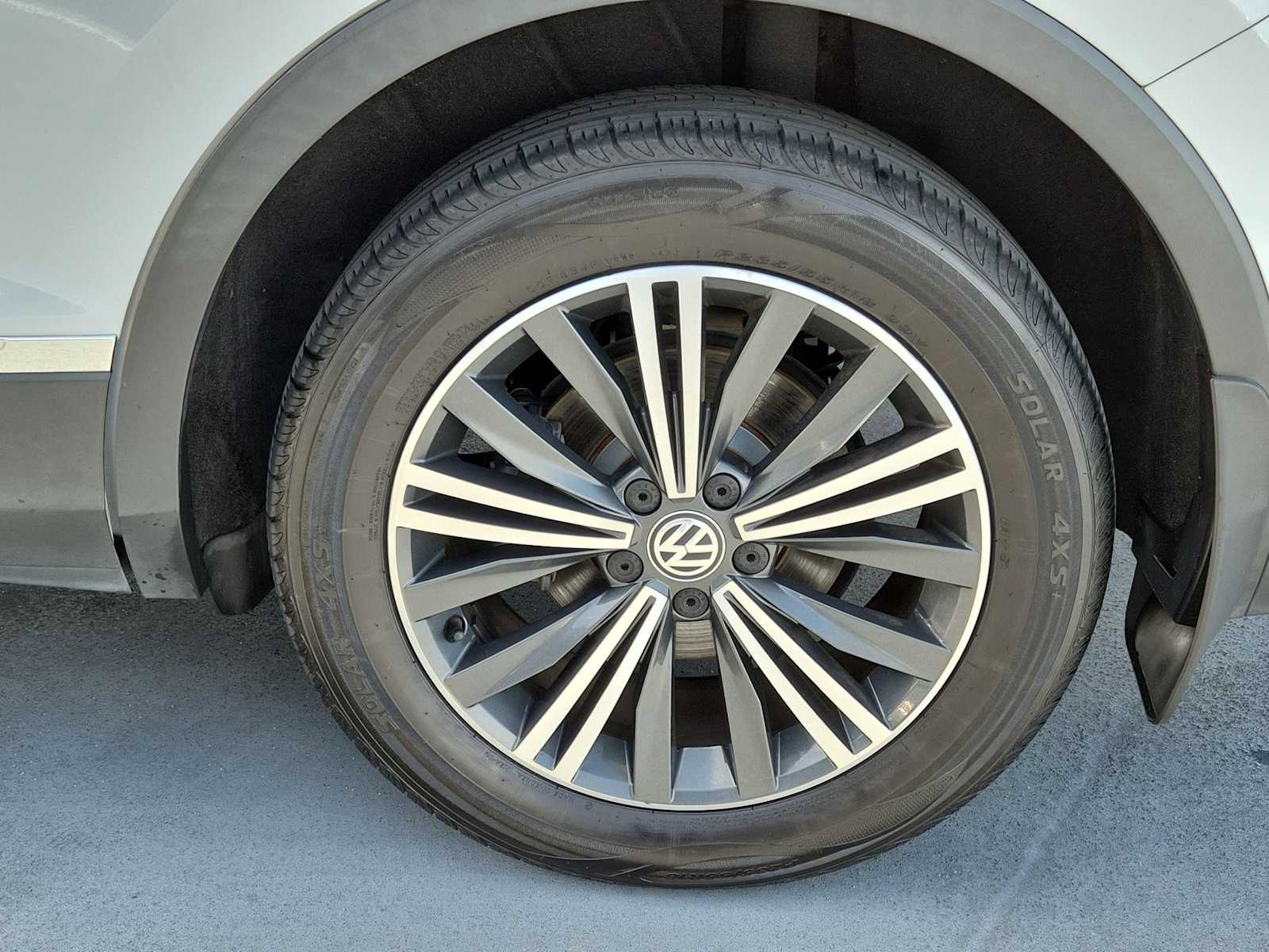 Thumbnail: 2018 Volkswagen Tiguan - 12