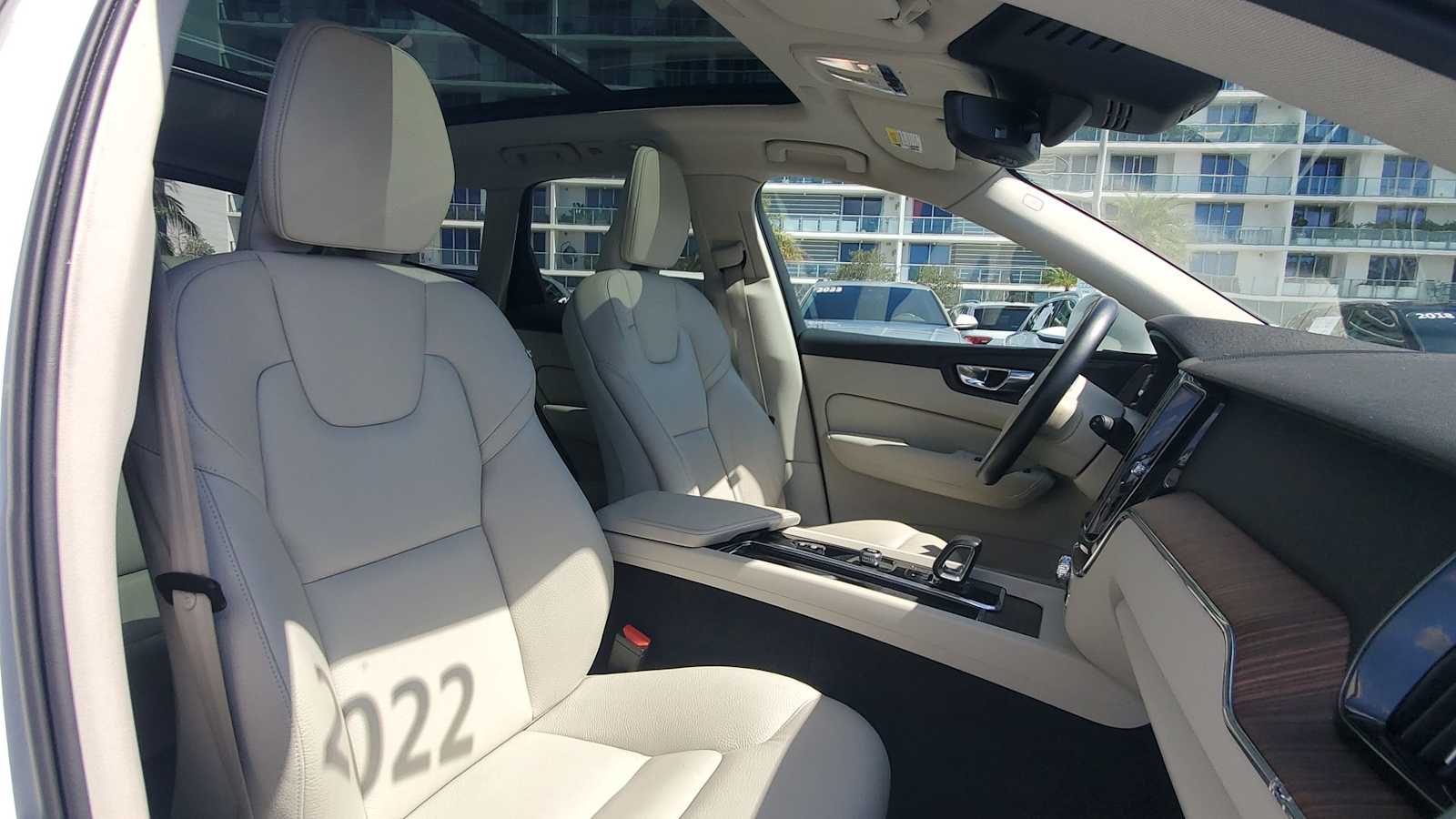 Thumbnail: 2022 Volvo XC60 - 22