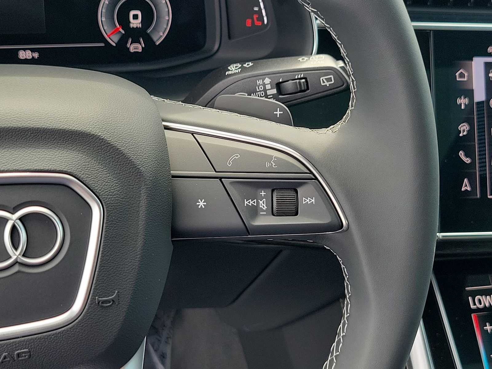 Thumbnail: 2025 Audi Q8 - 22