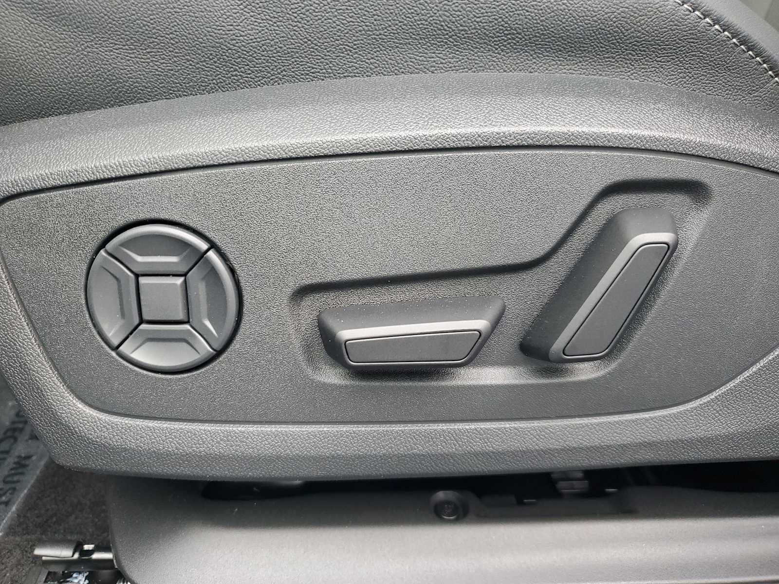 Thumbnail: 2025 Audi Q4 e-tron - 13