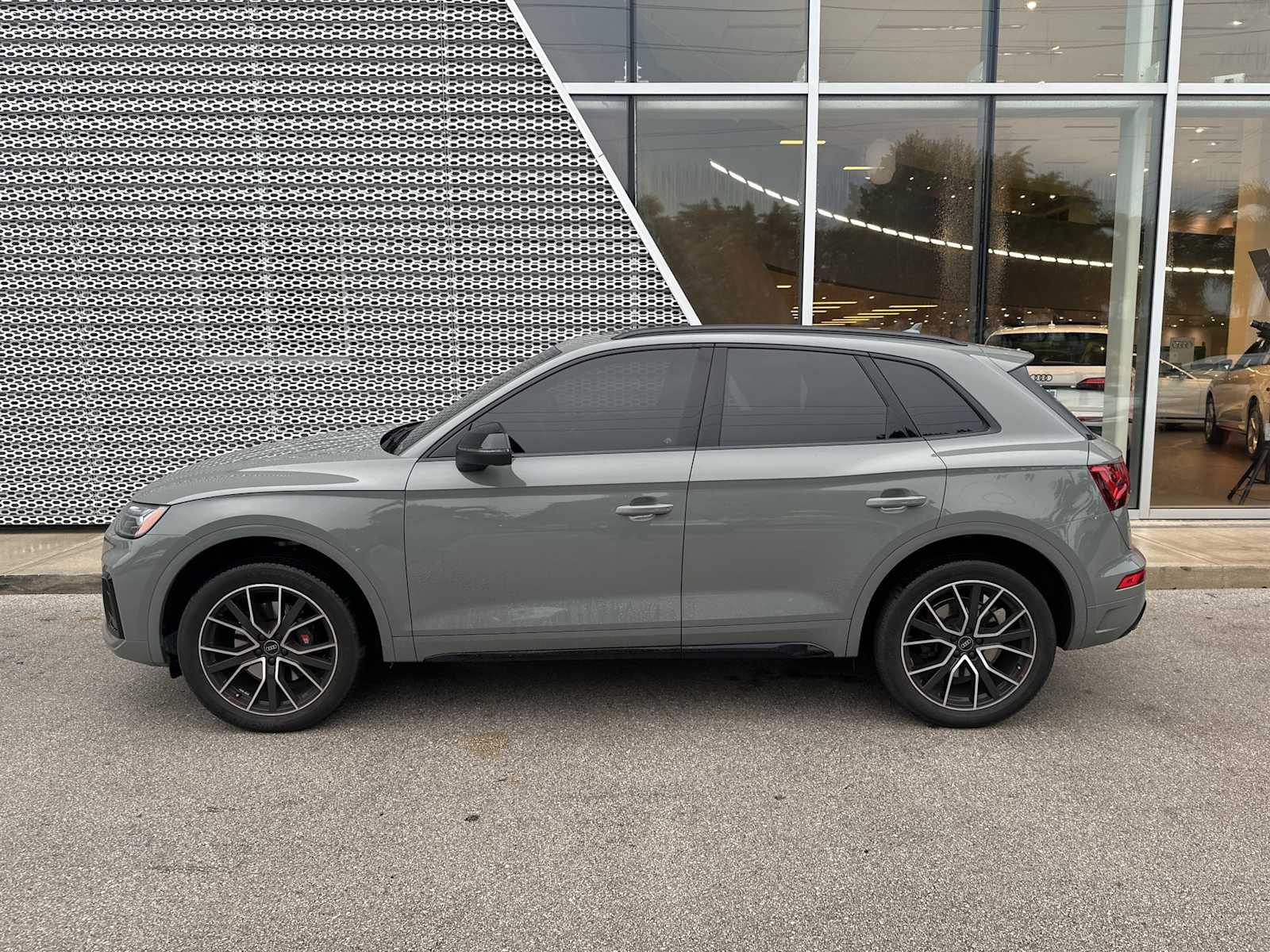 Thumbnail: 2022 Audi SQ5 - 2