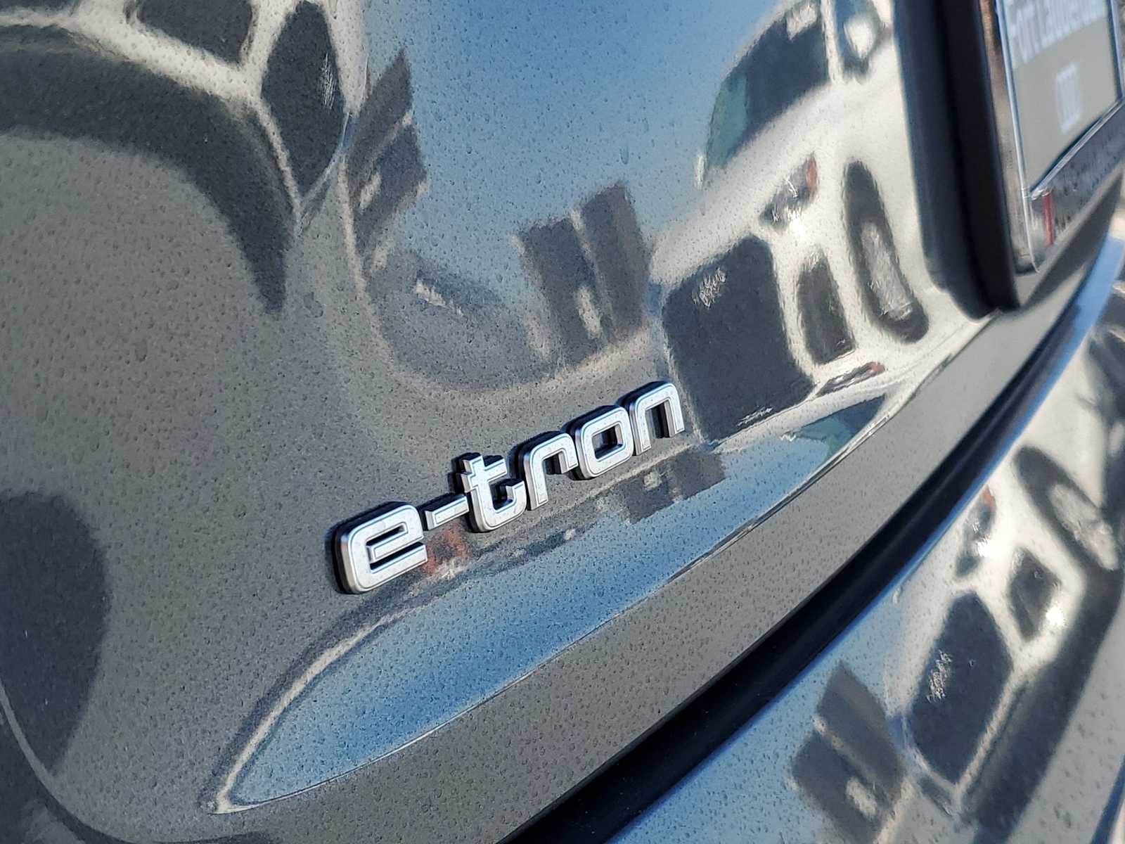 Thumbnail: 2023 Audi e-tron S - 10