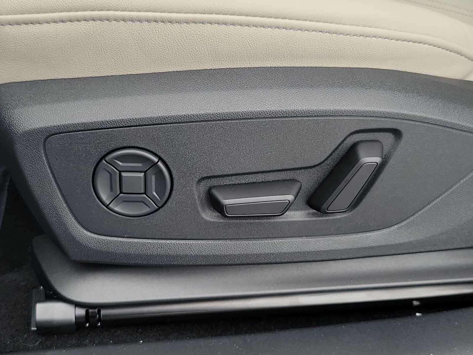 Thumbnail: 2026 Audi Q4 e-tron - 16