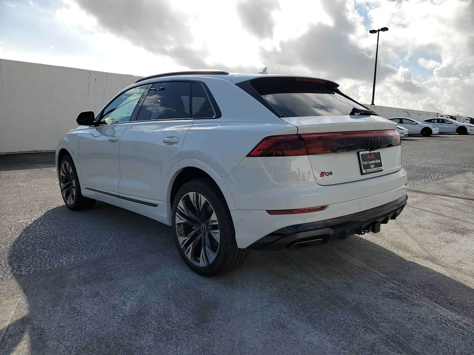 2025 Audi Q8 55 Premium Plus photo 4