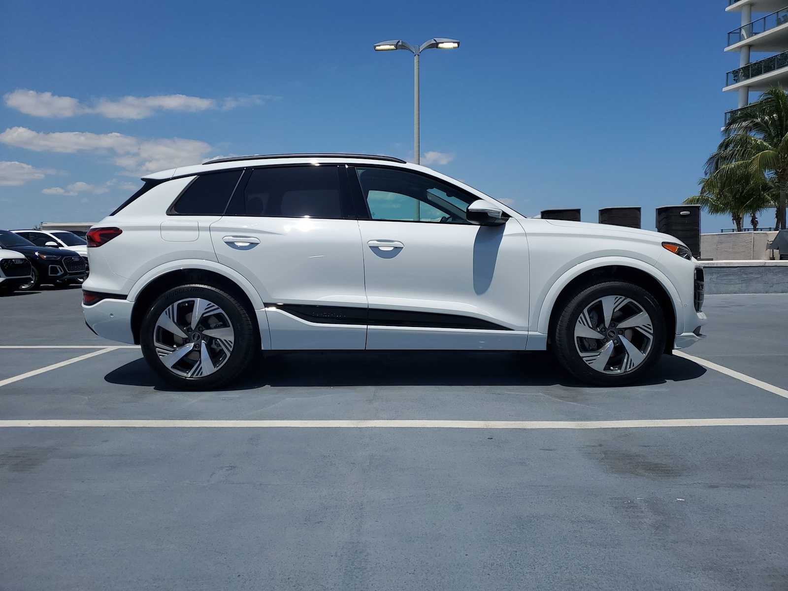 Thumbnail: 2025 Audi Q6 e-tron - 7
