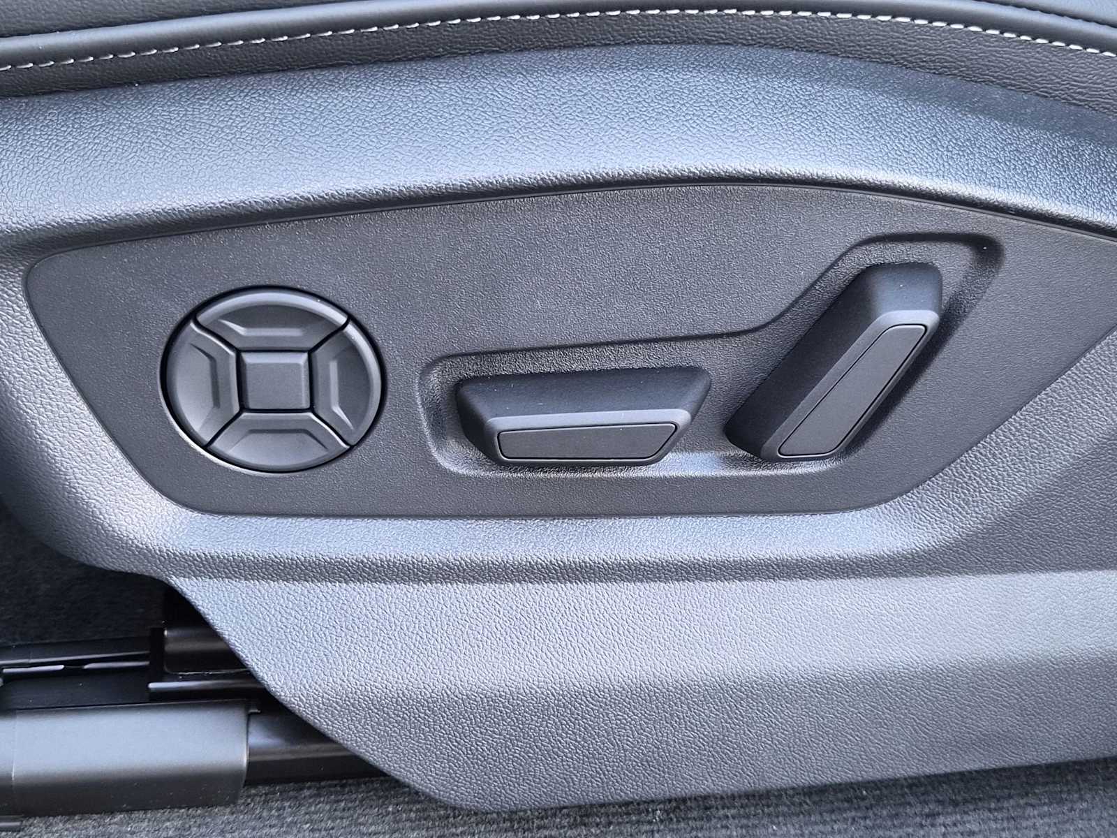 Thumbnail: 2026 Audi Q8 - 16