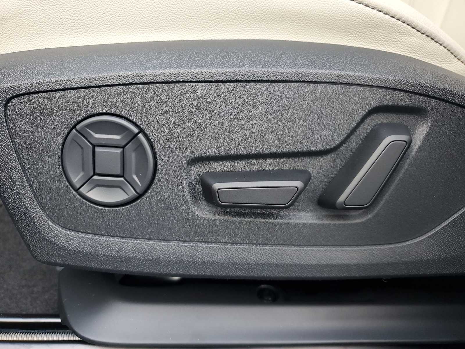 Thumbnail: 2025 Audi Q6 e-tron - 13