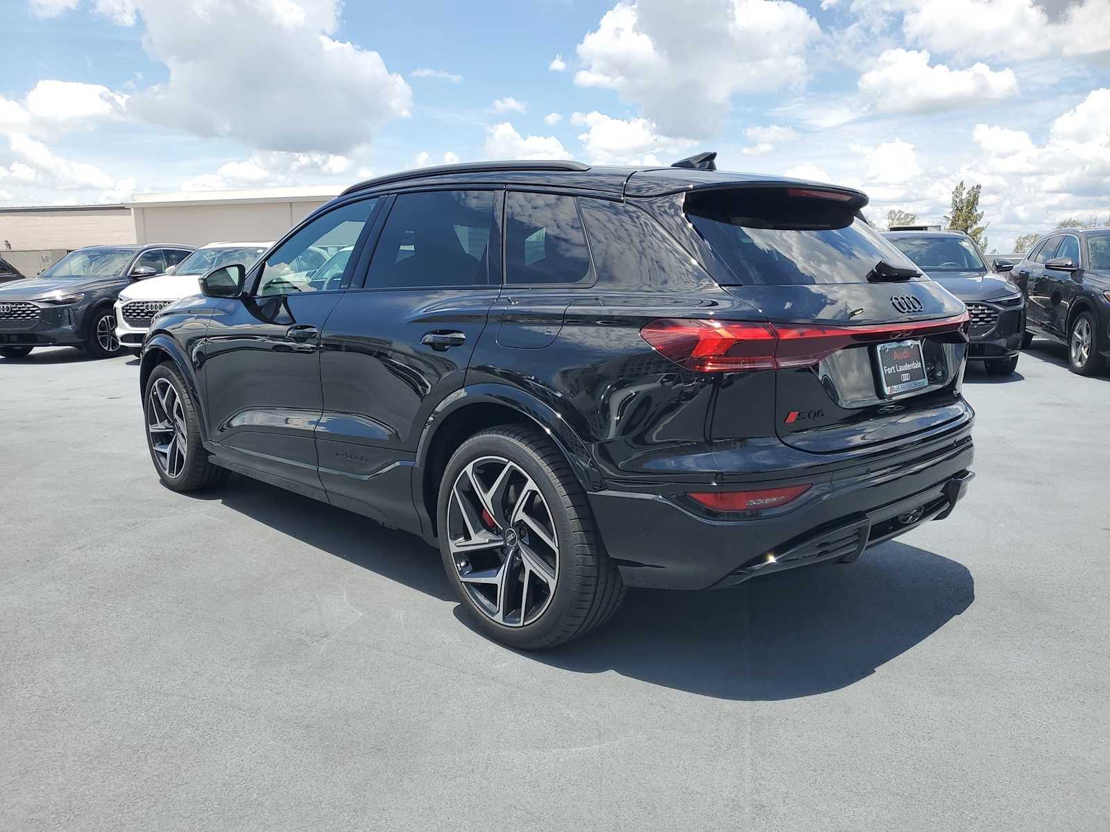 Thumbnail: 2025 Audi SQ6 e-tron - 4