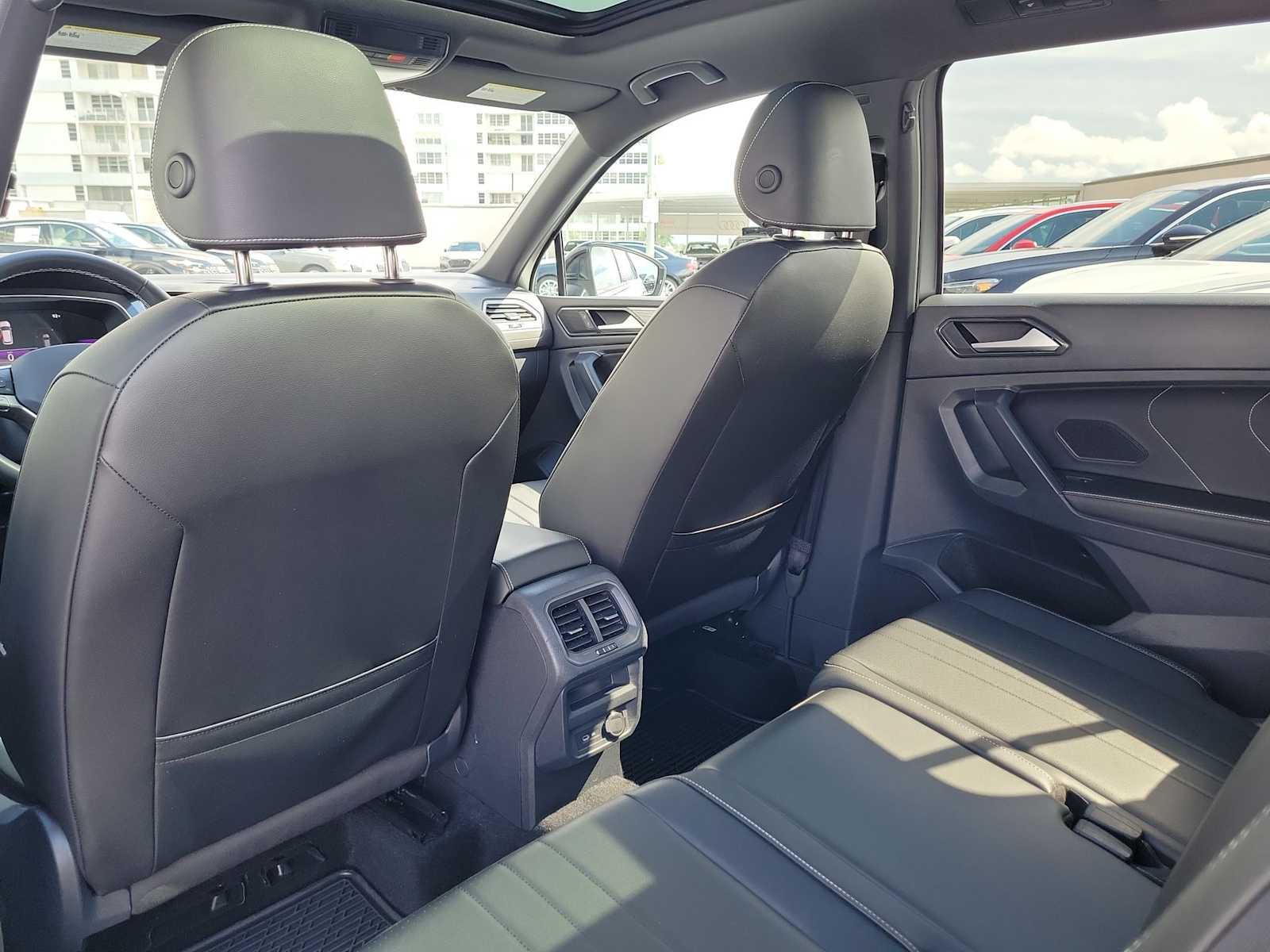 Thumbnail: 2023 Volkswagen Tiguan - 17